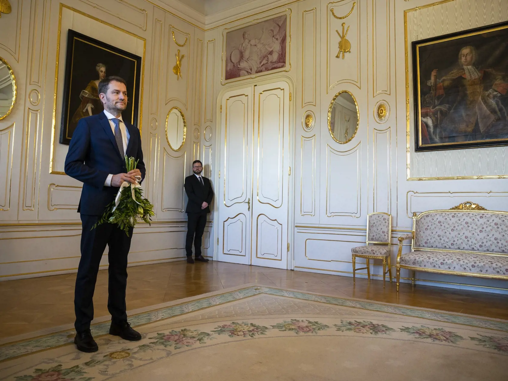 Na snímke líder OĽaNO Igor Matovič čaká na stretnutie s prezidentkou SR Zuzanou Čaputovou k výsledkom volieb do NR SR v Bratislave 2. marca 2020. Prezidentka SR Zuzana Čaputová pozvala Igora Matoviča, ktorého hnutie OĽaNO zvíťazilo v sobotných (29. 2.) parlamentných voľbách, na stretnutie do Prezidentského paláca. Pri formovaní novej vlády podľa jej slov netreba strácať čas. FOTO TASR - Jaroslav Novák