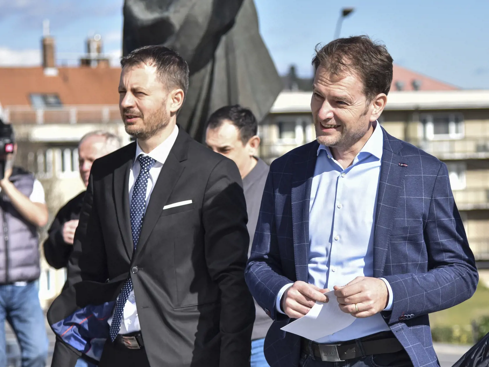 Na snímke sprava predseda hnutia Obyčajný ľudia a nezávislé osobnosti (OĽaNO) Igor Matovič, poslanec NR SR Eduard Heger (OĽaNO) prichádzajú na tlačový brífing pred zasadnutím Ústredného krízového štábu o opatreniach v súvislosti s koronavírusom 12. marca 2020 v Bratislave. FOTO TASR - Pavol Zachar