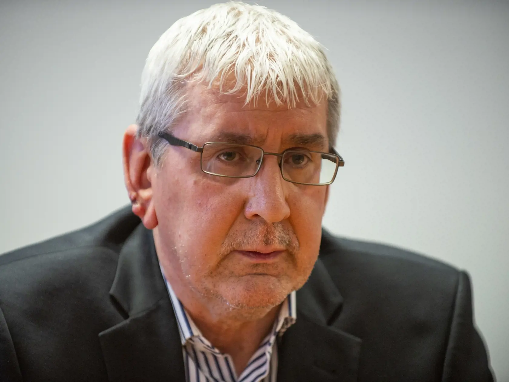 Ján Oravec je tiež signatárom výzvy a to napriek tomu, že je členom vlády ako štátny tajomník na ministerstve hospodárstva.