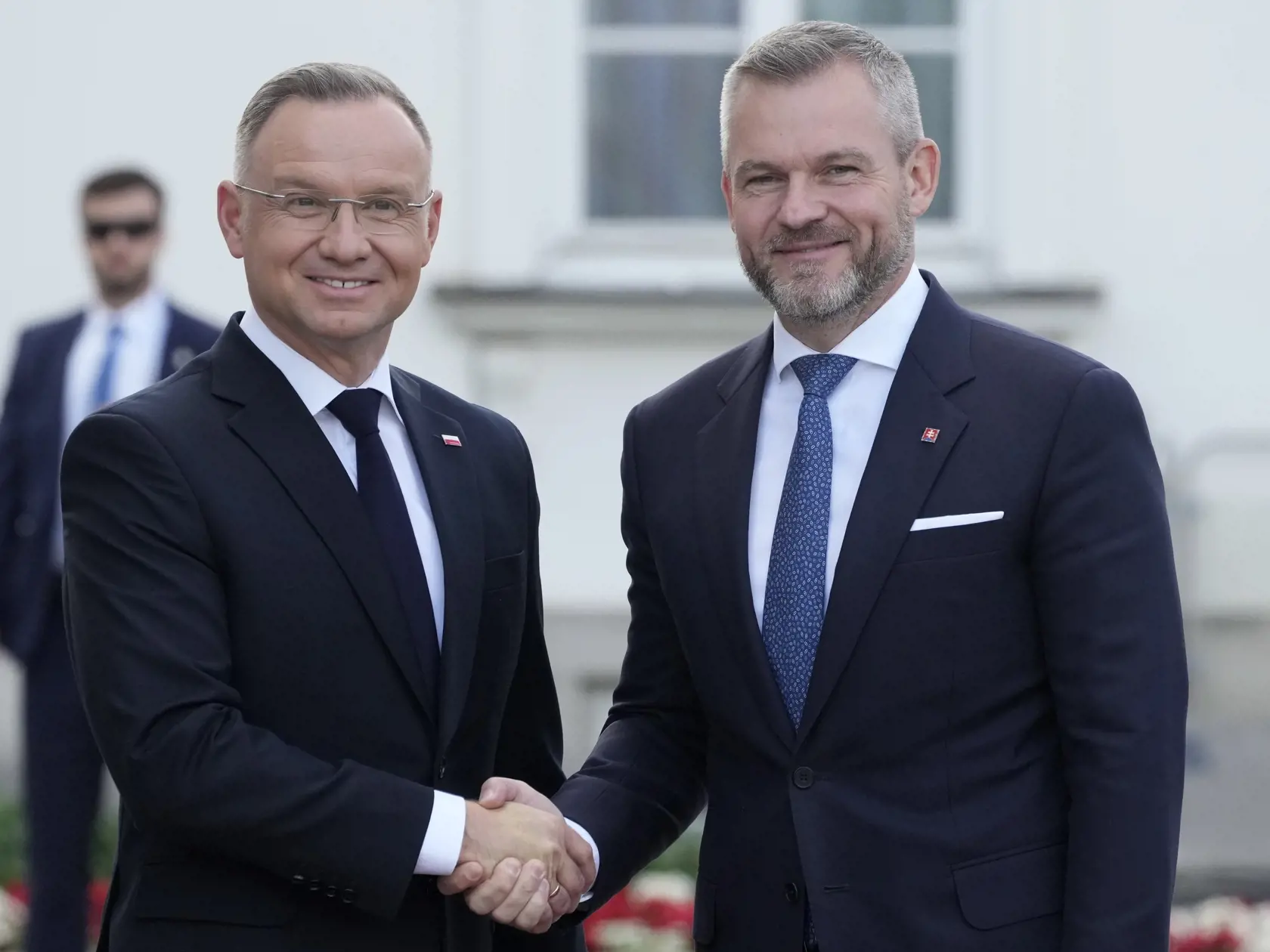 KK1 Varšava - Poľský prezident Andrzej Duda (vľavo) víta slovenského prezidenta Petra Pellegriniho pred spoločným pracovným stretnutím vo Varšave 4. júla 2024. FOTO TASR/AP
Polish President Andrzej Duda, left, welcomes Slovakian president Peter Pellegrini, right, prior to a working meeting at Belvedere Palace in Warsaw, Poland, Thursday, July 4, 2024. Pellegrini is on a one-day visit, ahead of NATO summit. (AP Photo/Czarek Sokolowski)
