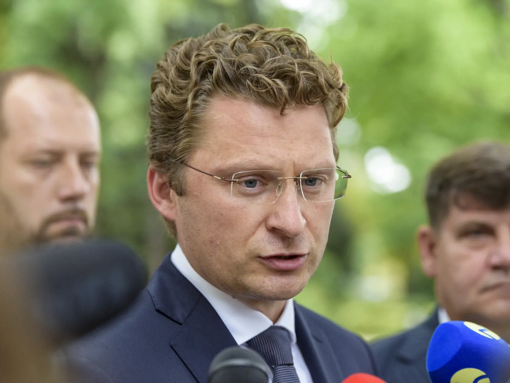 Na snímke je uprostred šéf Lekárskeho odborového združenia (LOZ) Peter Visolajský počas príchodu na Úrad vlády, kde majú rokovať spoločne s premiérom SR Eduardom Hegerom o podmienkach pre zdravotníkov.