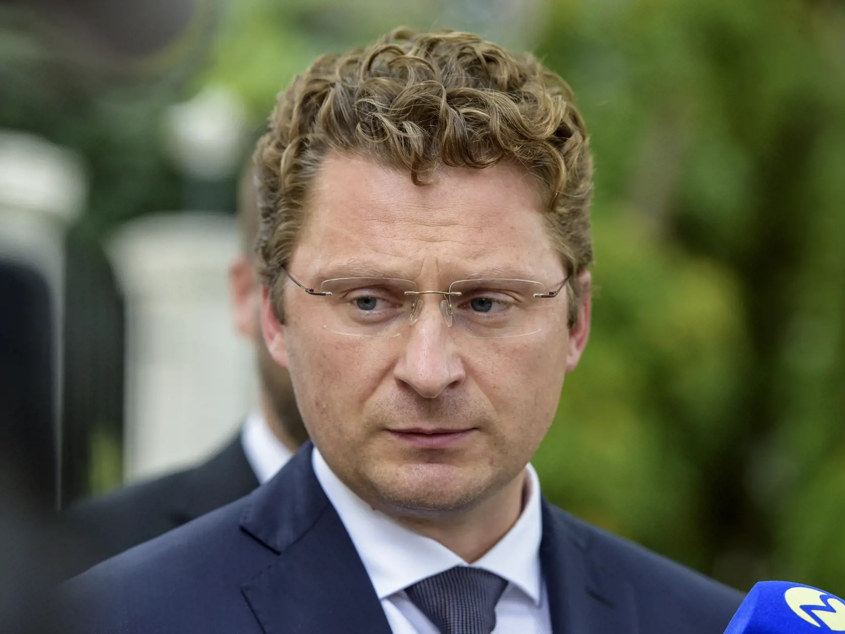 Na snímke je uprostred šéf Lekárskeho odborového združenia (LOZ) Peter Visolajský počas príchodu na Úrad vlády, kde majú rokovať spoločne s premiérom SR Eduardom Hegerom o podmienkach pre zdravotníkov.