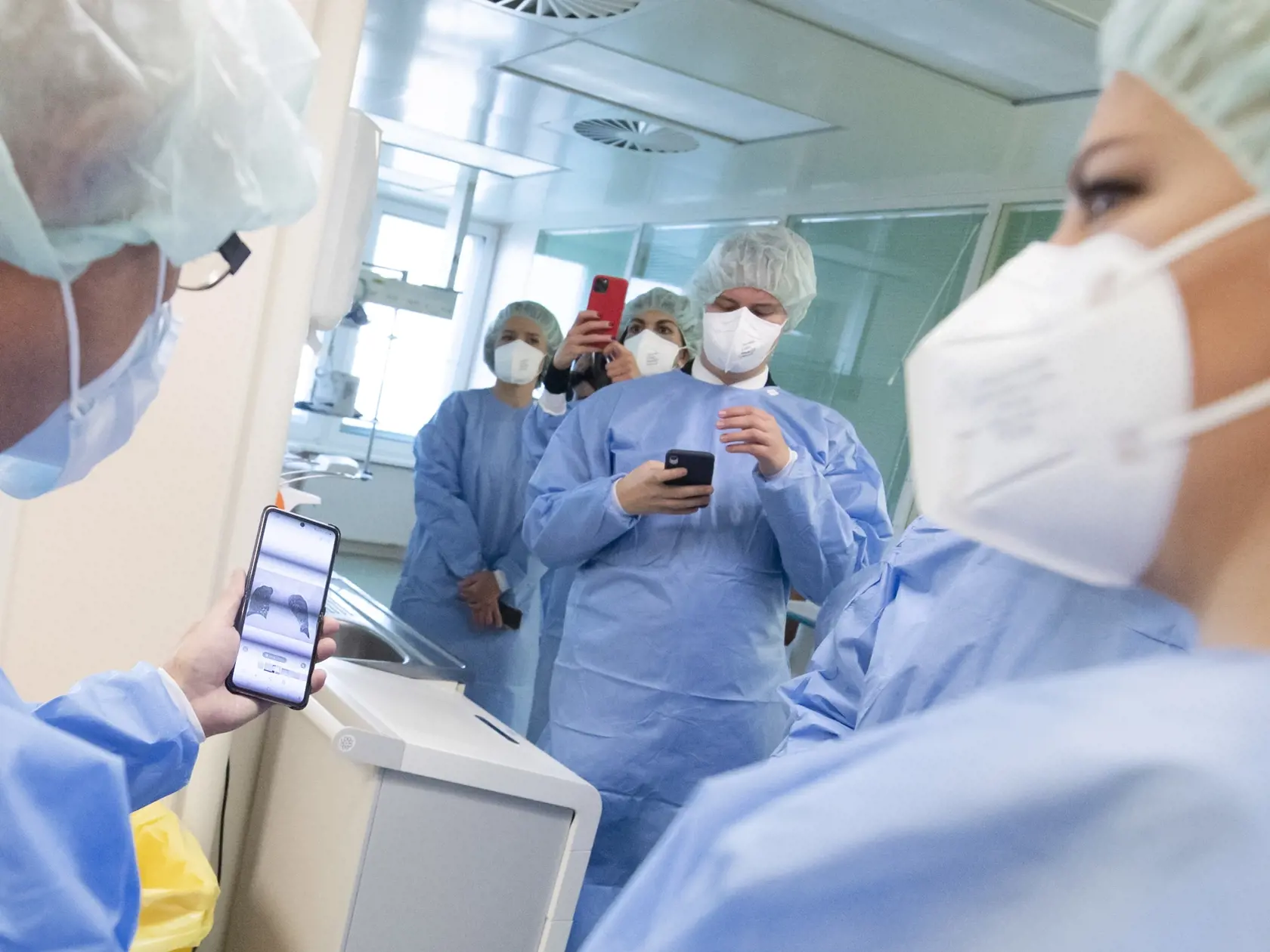 Na snímke lekár ukazuje na mobile RTG pľúc pacienta s covidom, vpravo prezidentka SR Zuzana Čaputová počas návštevy Nemocnice Ružinov, kde sa boli pozrieť na Oddelenie intenzívnej medicíny, 23. novembra 2021 v Bratislave. FOTO TASR - Martin Baumann