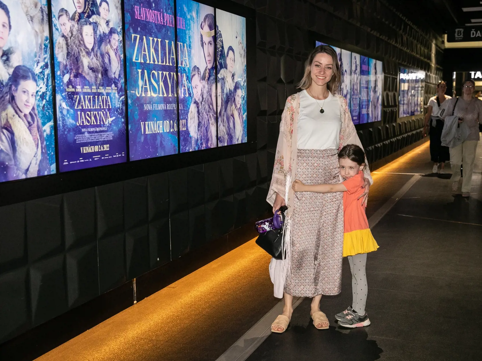 Príchody na premiéru rozprávky Zakliata jaskyňa. Na fotke je Barbara Jagušák Heribanová s dcérou.