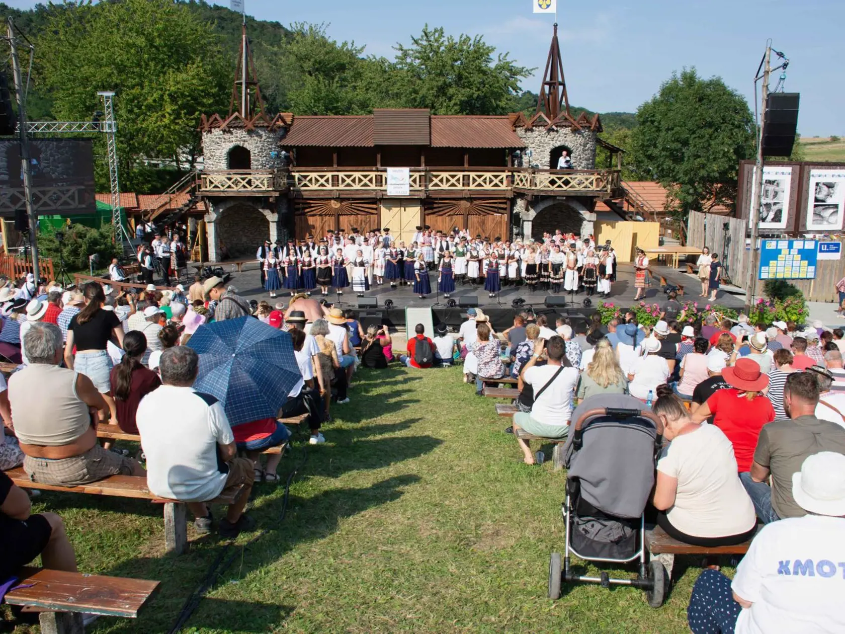 Folklórny festival Hontianska paráda sa koná už tradične v Hrušove. Pomenovaný je podľa regiónu v ktorom sa obec nachádza. Každoročne ho navštív približne 20-tisíc hostí.