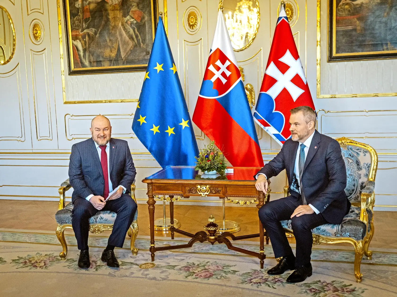 Prezidenta (vpravo) zaujímal najmä Huliakov postoj k zahraničnej politike Slovenska.