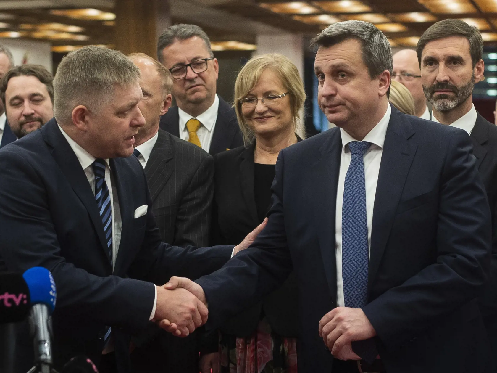 Na snímke v popredí zľava predseda strany SMER-SD Robert Fico a predseda SNS Andrej Danko počas spoločnej tlačovej konferencie k schválenému zákonu o 13. dôchodku a neschváleniu Istanbulského dohovoru 25. februára 2020 v Bratislave. FOTO TASR - Jakub Kotian