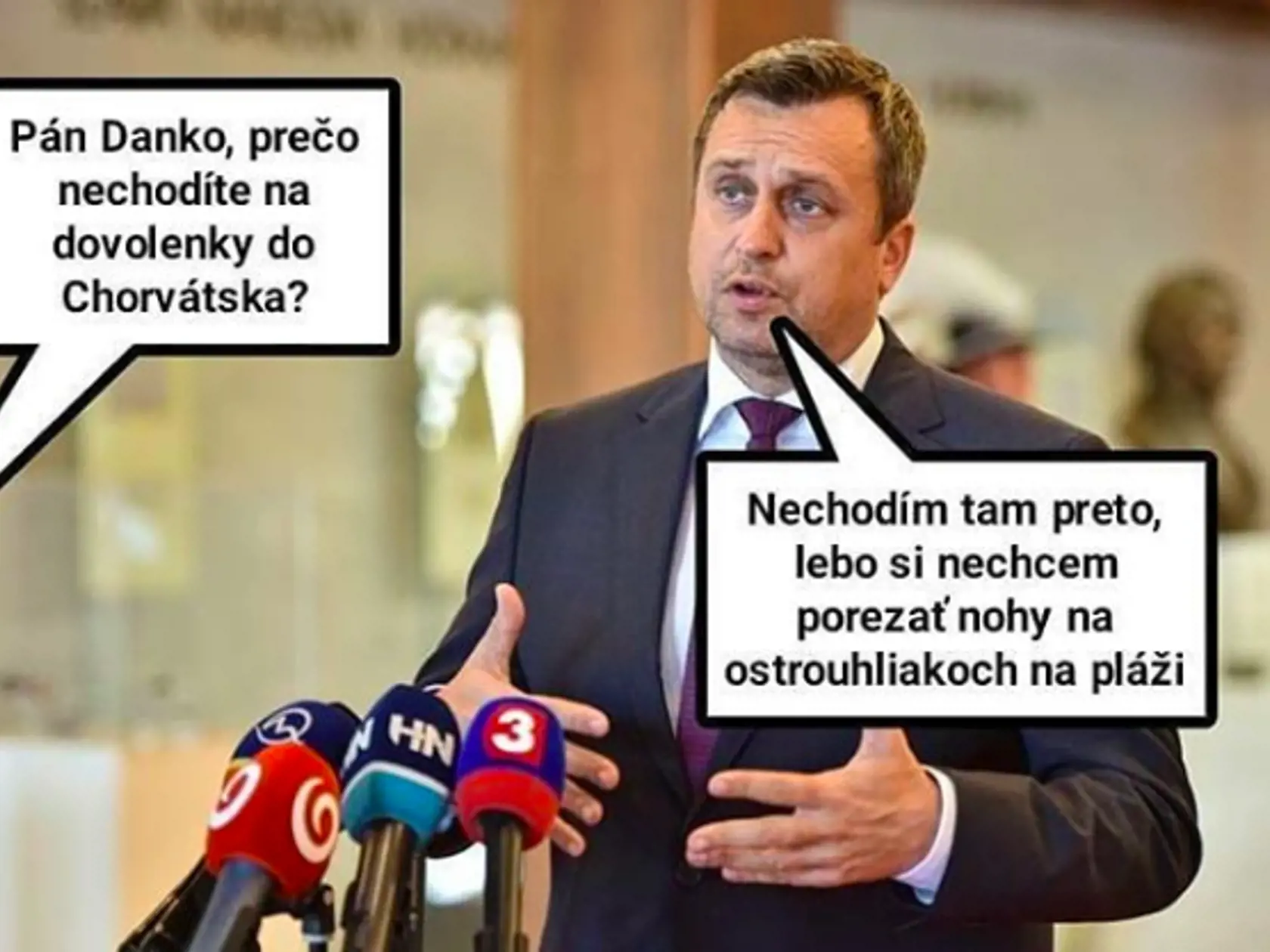Andrej Danko so svojim "ostrouhlým stolom" na tlačovke, baví internet už niekoľko týždňov