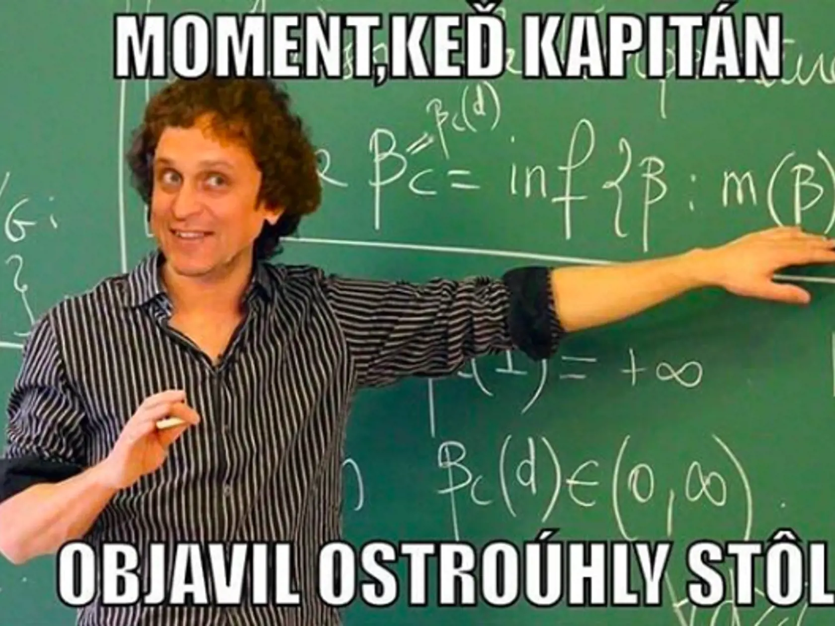Andrej Danko so svojim "ostrouhlým stolom" na tlačovke, baví internet už niekoľko týždňov