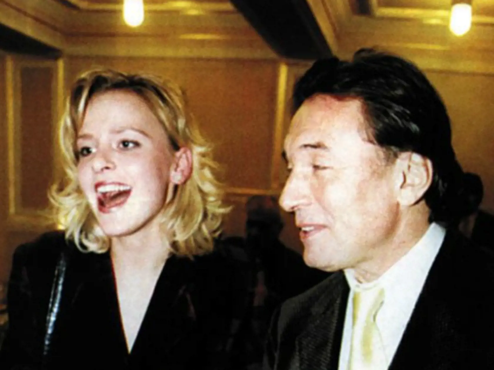 Marika Sörösová 1997–2000: Pôvabná blondínka upútala speváka pri jeho koncerte v Berlíne v roku 1997. Hneď ako ju v hľadisku zbadal, zatúžil po zoznámení. Ešte v ten večer ju pozval na večeru. S Majstrom oslávila v roku 1999 jeho šesťdesiatiny a zdalo sa, že Karel našiel tú pravú. Lenže potom po dvoch rokoch vzťah skončil, v dobe, kedy bola svadba údajne na spadnutie. Karel potom daroval Marike vilu na Karlíku.