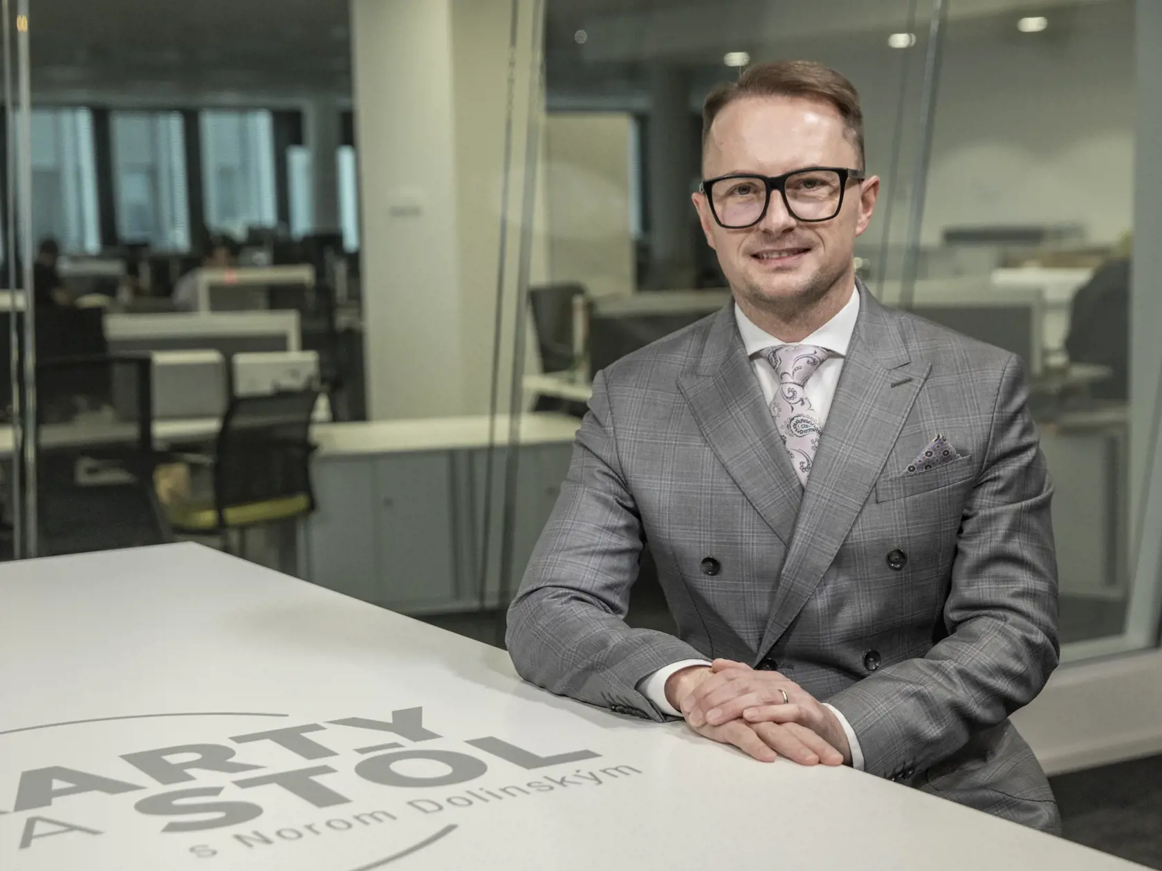  Na snímke je diskusná relácia “Karty na stôl”, ktorej hosťami boli politológovia Miroslav Řádek a Radoslav Štefančík.
