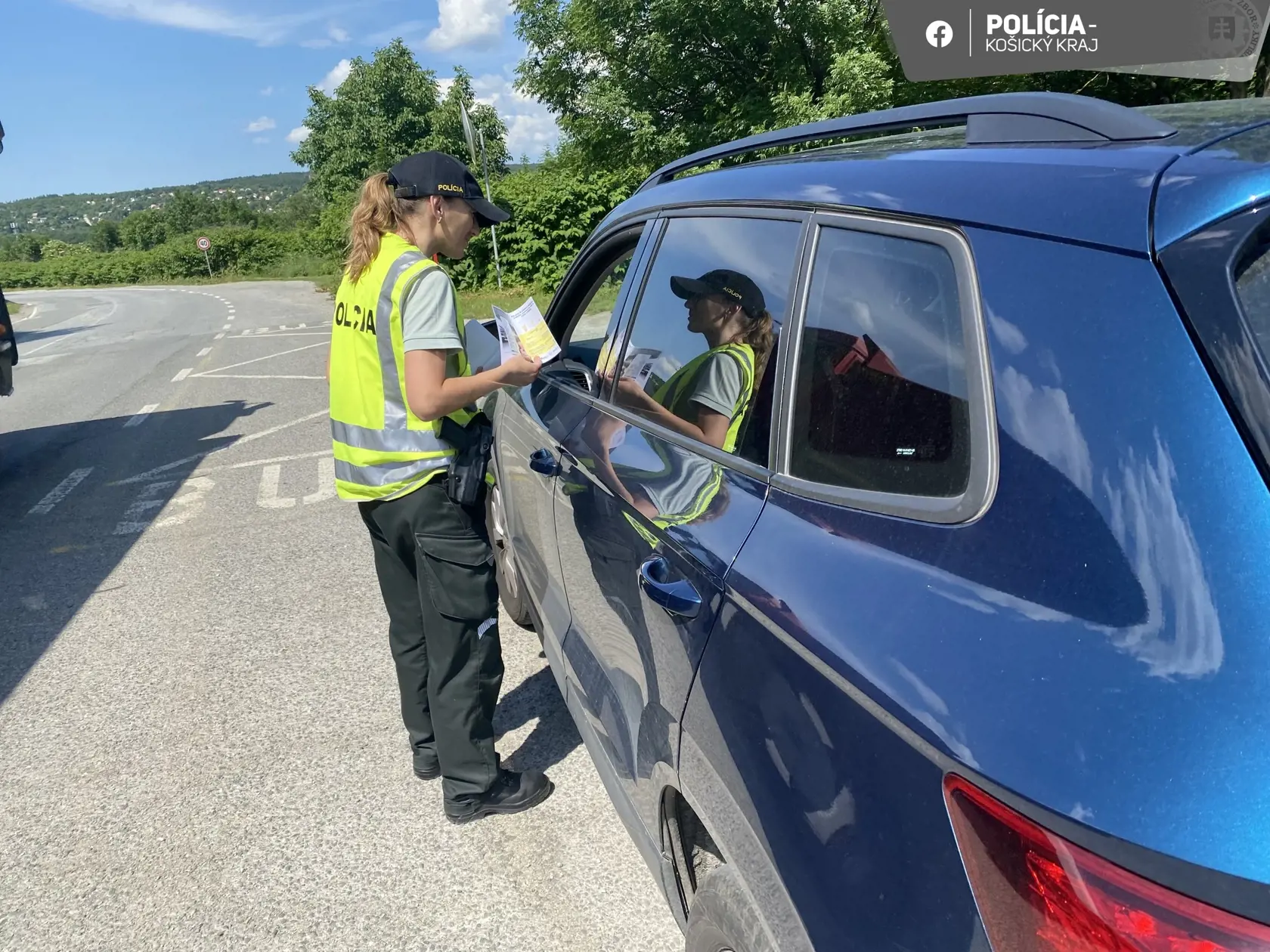 Na snímkach polícia kontroluje vodičov na prítomnosť alkoholu v krvi.