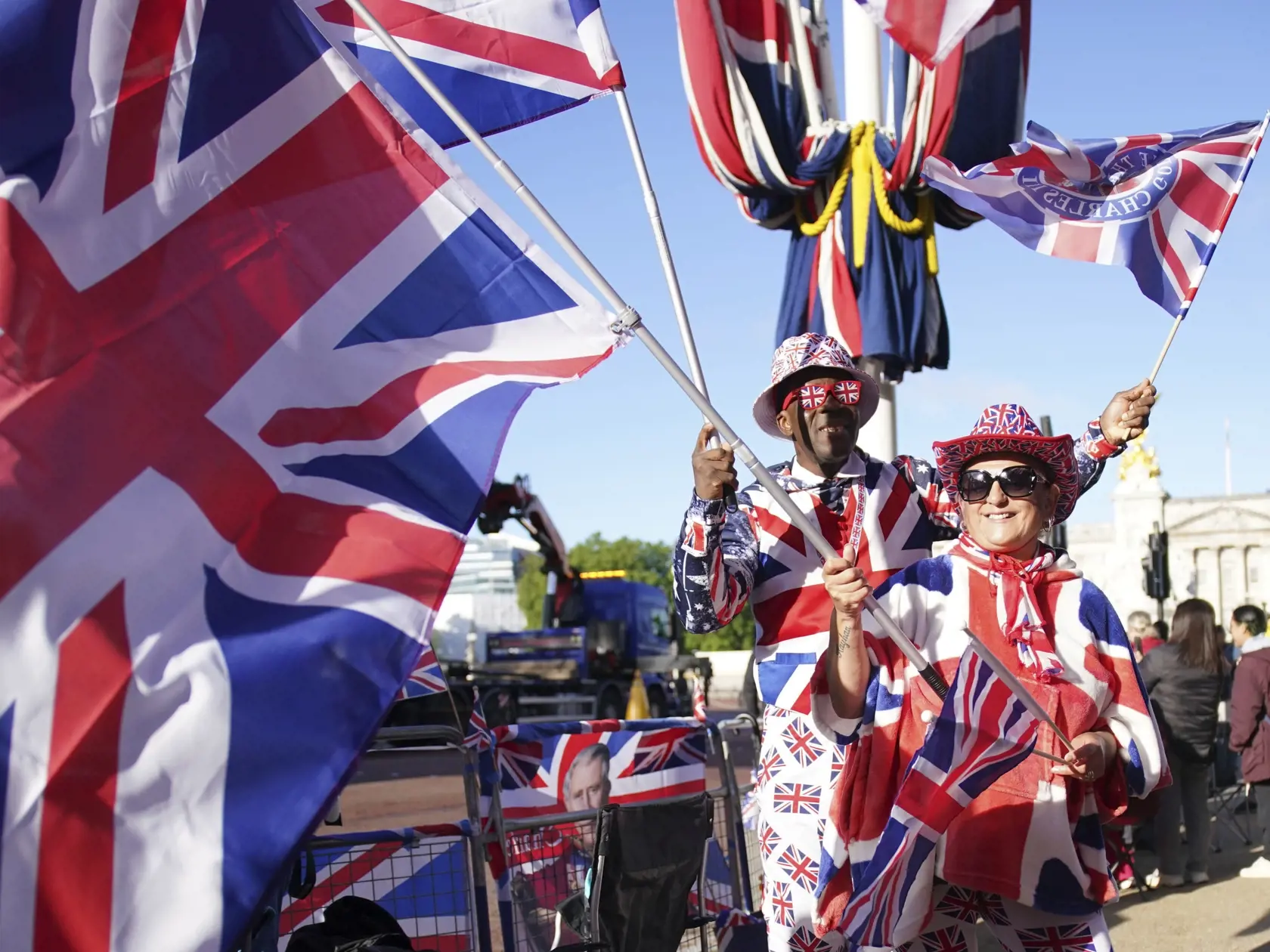 Ľudia čakajú na začiatok vojenskej prehliadky Trooping the Colour na počesť narodenín britského kráľa Karola III. v centre Londýna v sobotu 15. júna 2024. Koná sa tradične v júni, narodeniny má Karol III. až 14. novembra. FOTO TASR/AP