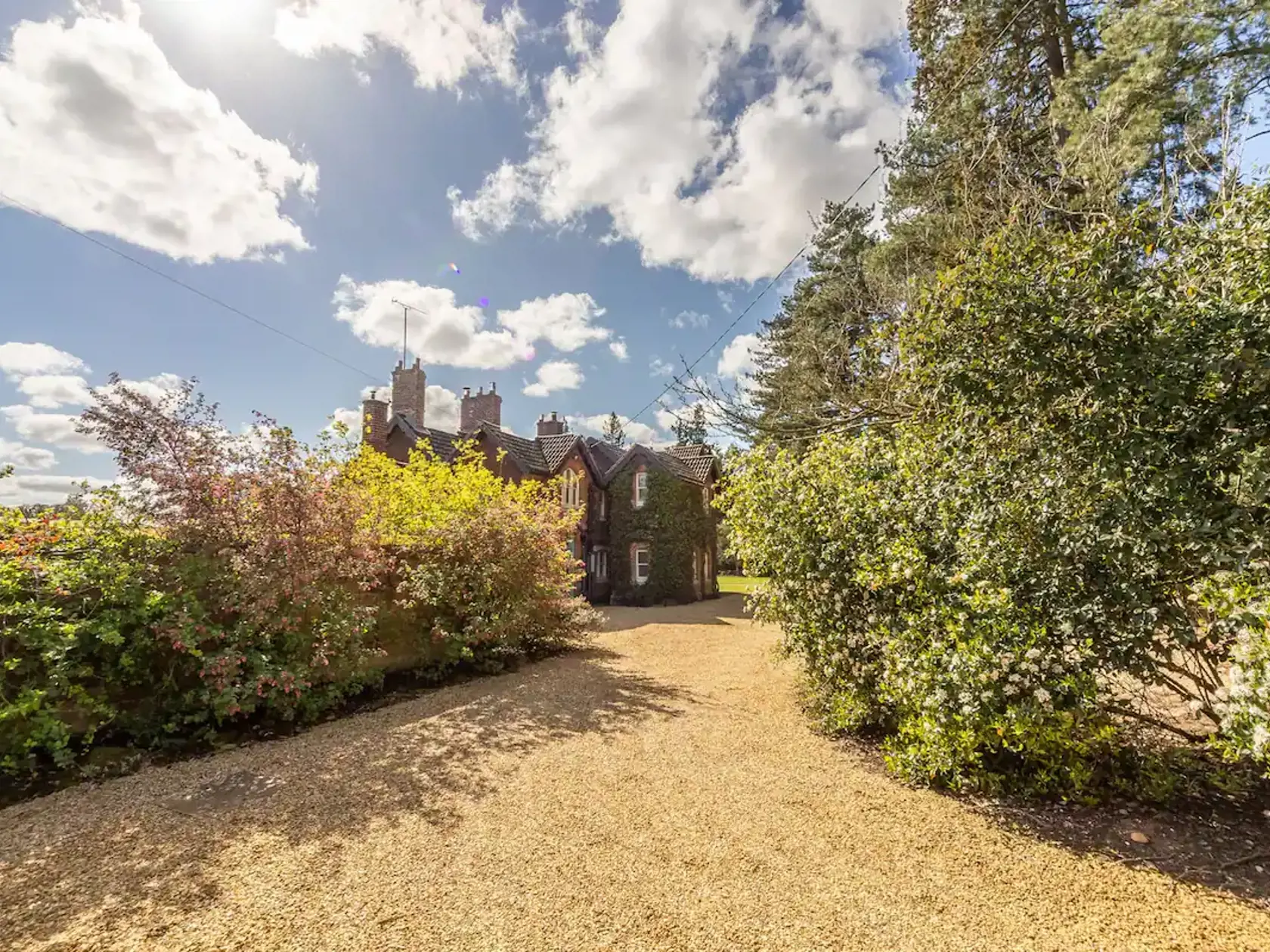 Nehnuteľnosť sa nachádza na panstve Sandringham a pýši sa menom Garden House.