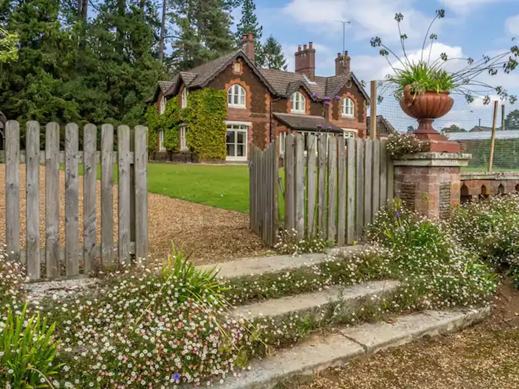 Britská kráľovná rozhodla prenajímať jeden zo svojich súkromných domov dovolenkárom cez Airbnb.