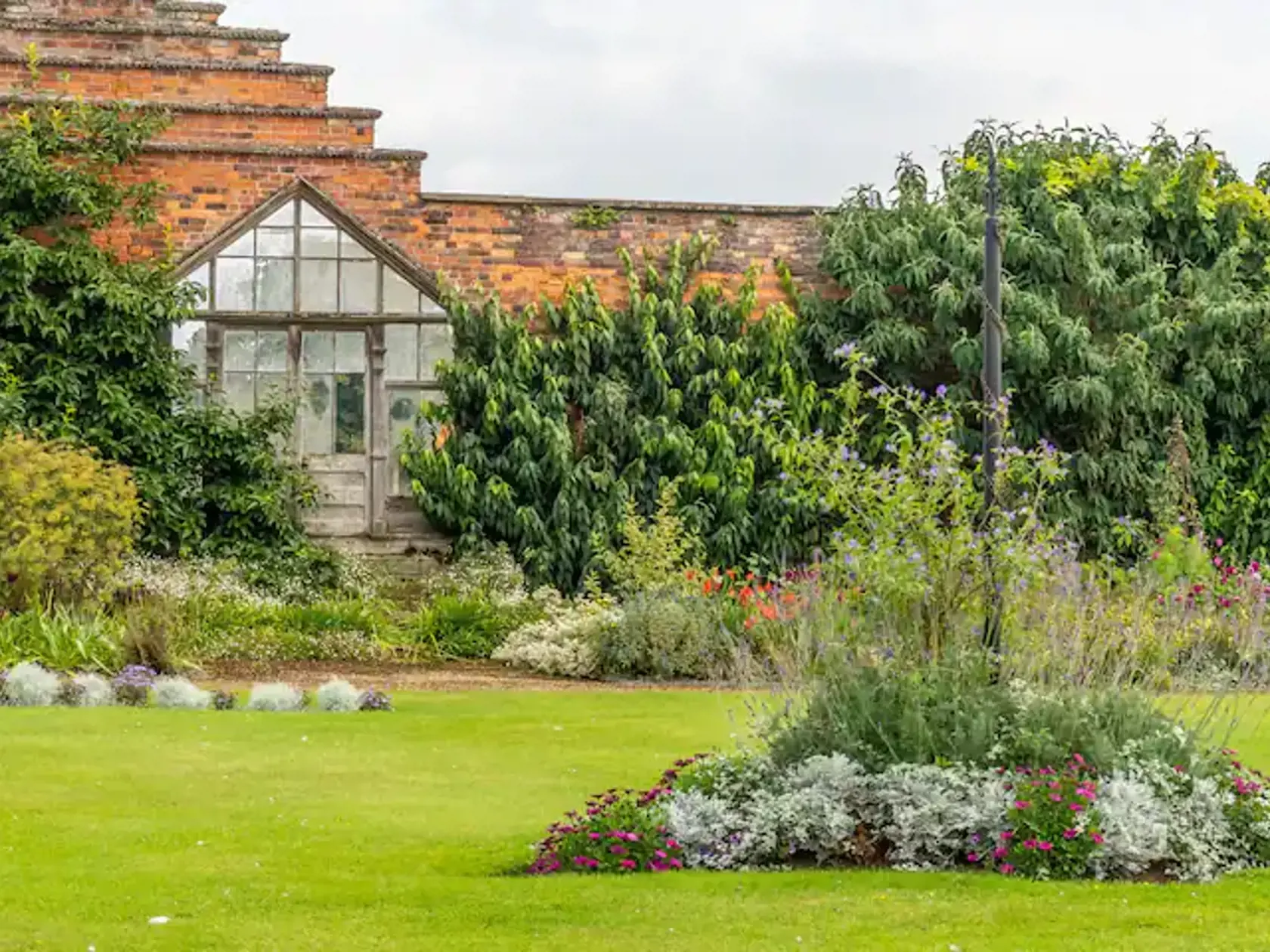 Nehnuteľnosť sa nachádza na panstve Sandringham a pýši sa menom Garden House.