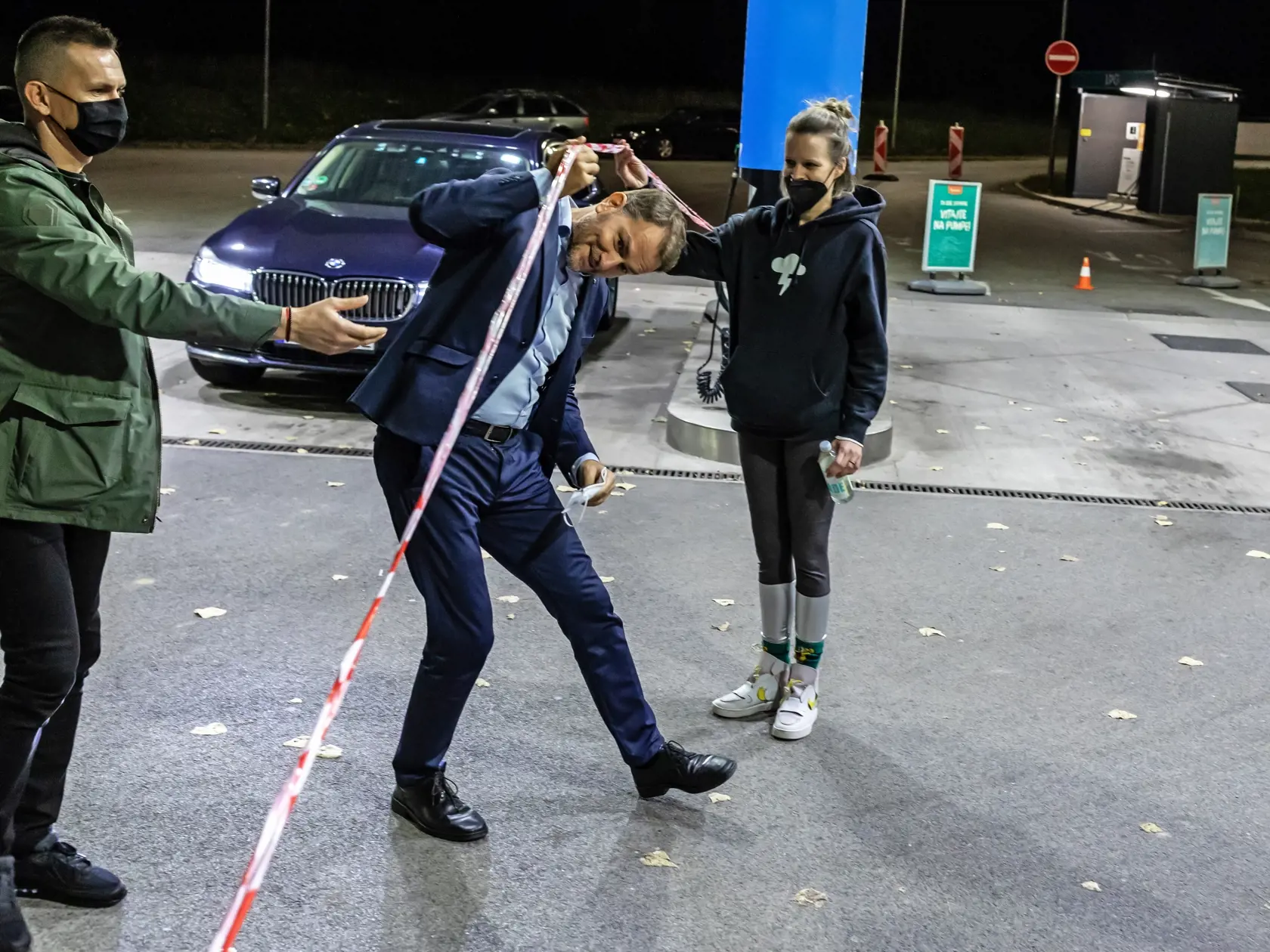 Na snímke je minister financii Igor Matovič ako prichádza na natáčanie slovenského seriálu Pumpa.