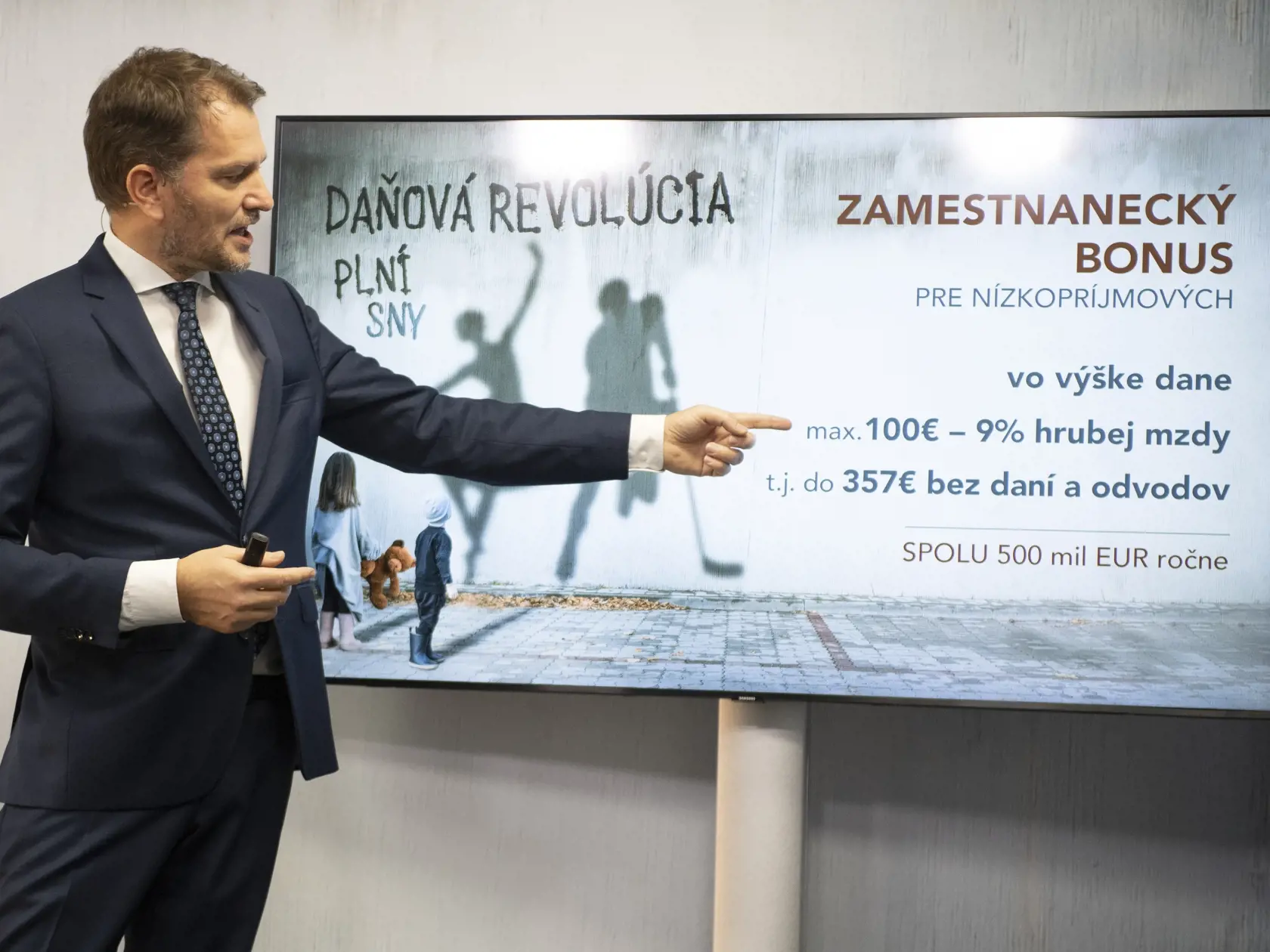 Na snímke minister financií SR Igor Matovič počas predstavovania zdaňovania práce 15. novembra 2021 v Bratislave. FOTO TASR - Pavel Neubauer	