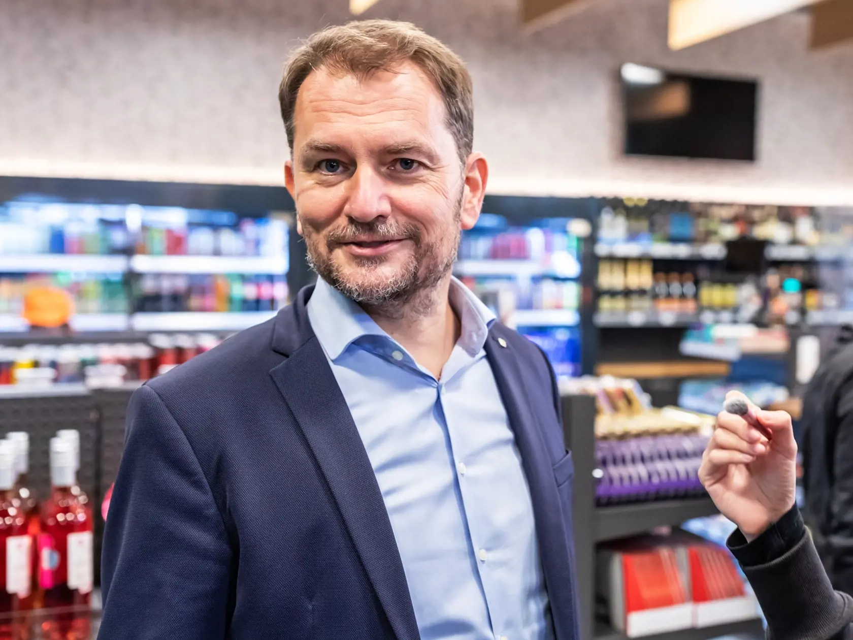 Na snímke je minister financii Igor Matovič počas natáčania slovenského seriálu Pumpa.