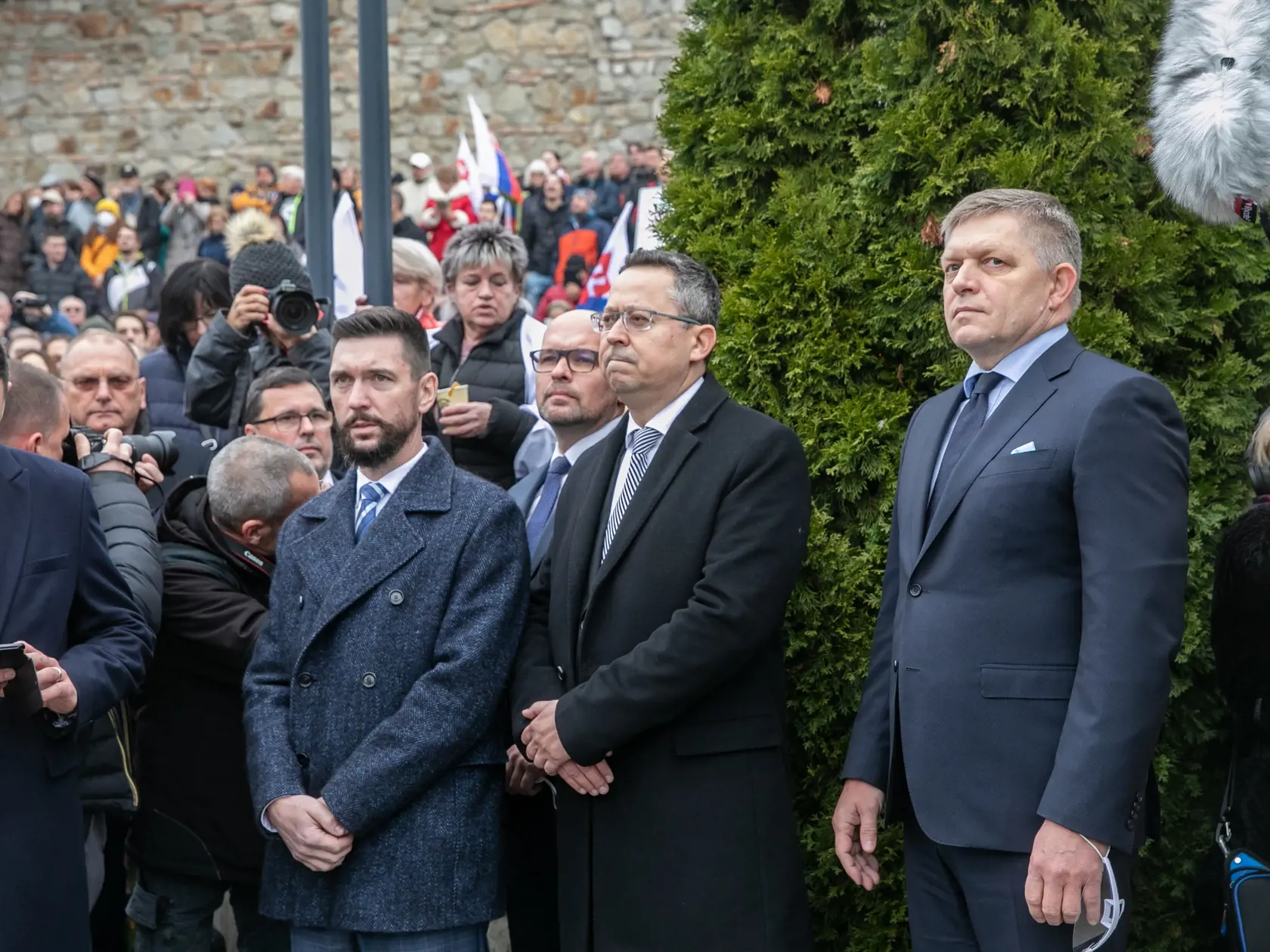 Protivládny protest pred parlamentom a Úradom vlády SR. Na fotkę je Robert Fico.