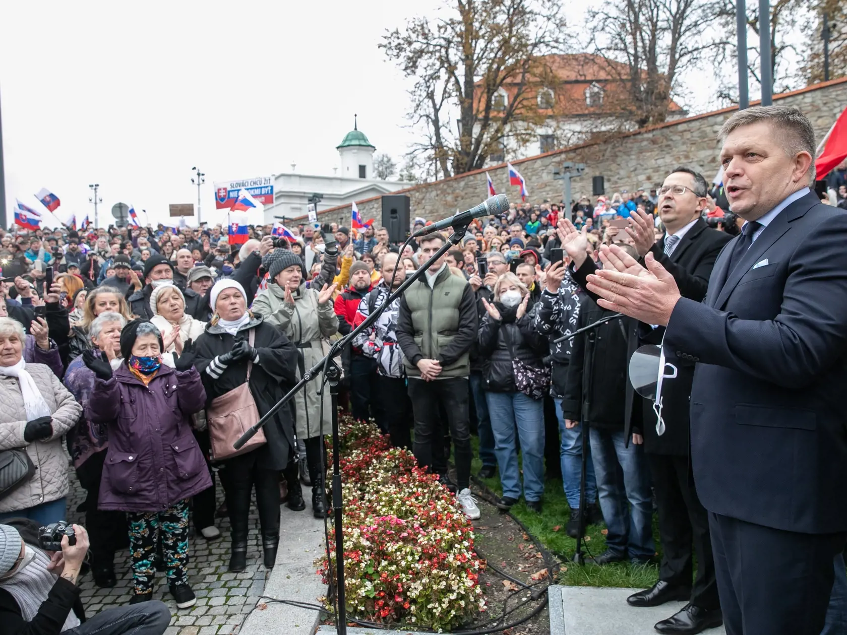 Protivládny protest pred parlamentom a Úradom vlády SR. Na fotkę je Robert Fico.