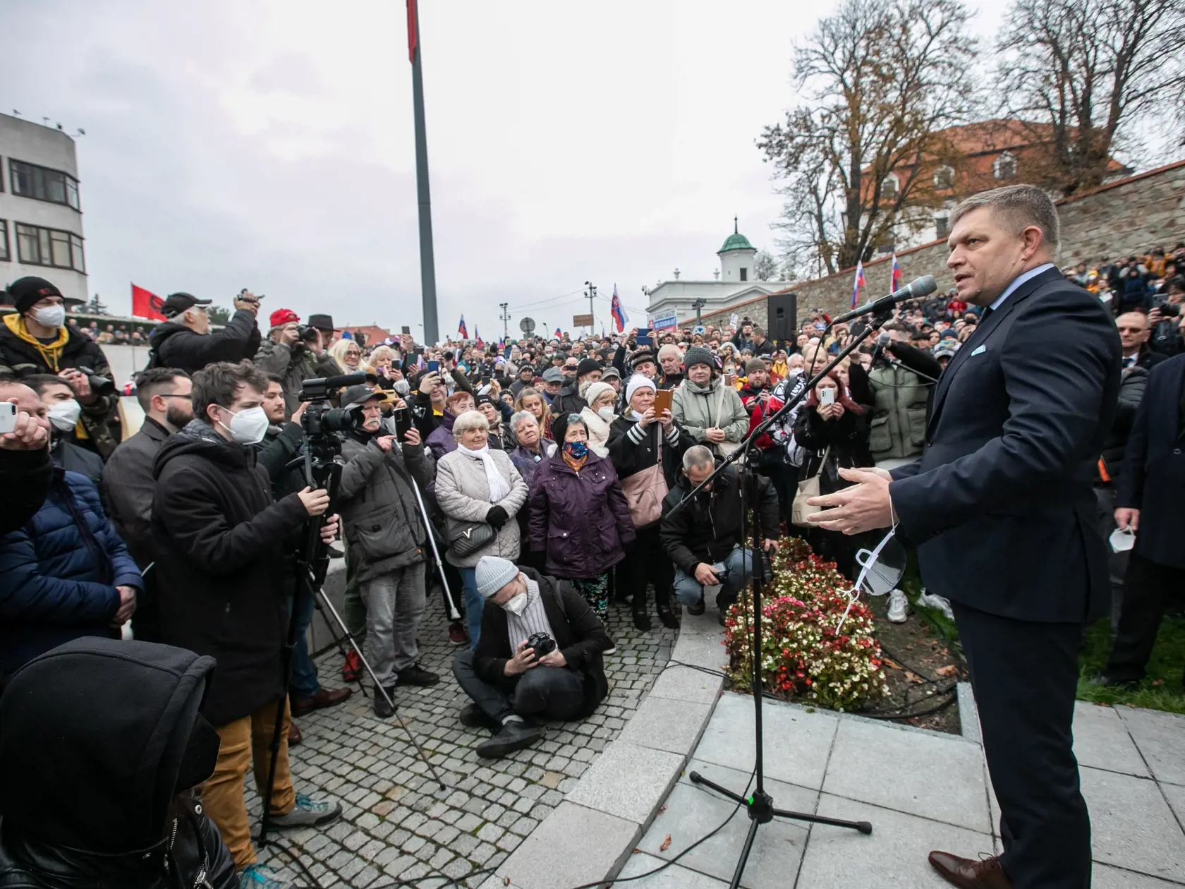Protivládny protest pred parlamentom a Úradom vlády SR. Na fotkę je Robert Fico.
