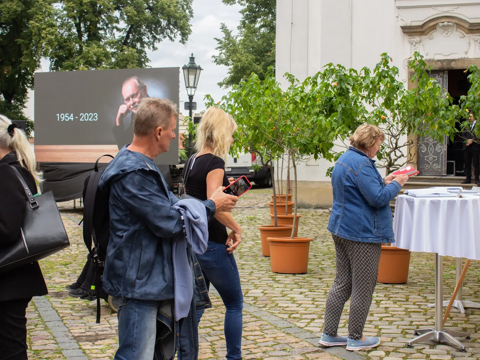 Pozvaní hostia aj verejnosť sa v stredu popoludní na pražskom Strahove naposledy rozlúčia s hudobníkom a dlhoročným členom slovenskej skupiny Elán Vašom Patejdlom. Pre verejnosť bude vyhradený priestor na nádvorí kláštora, kde sa ľudia budú môcť podpísať do kondolenčnej knihy. Tá bude od piatka dostupná v Divadle Kalich. Na snímke verejnosť pred Bazilikou Nanebovzatia Panny Márie, kde sa uskutoční pohreb hudobníka Vaša Patejdla 30. augusta 2023 v Prahe. FOTO TASR - Barbora Vizváryová