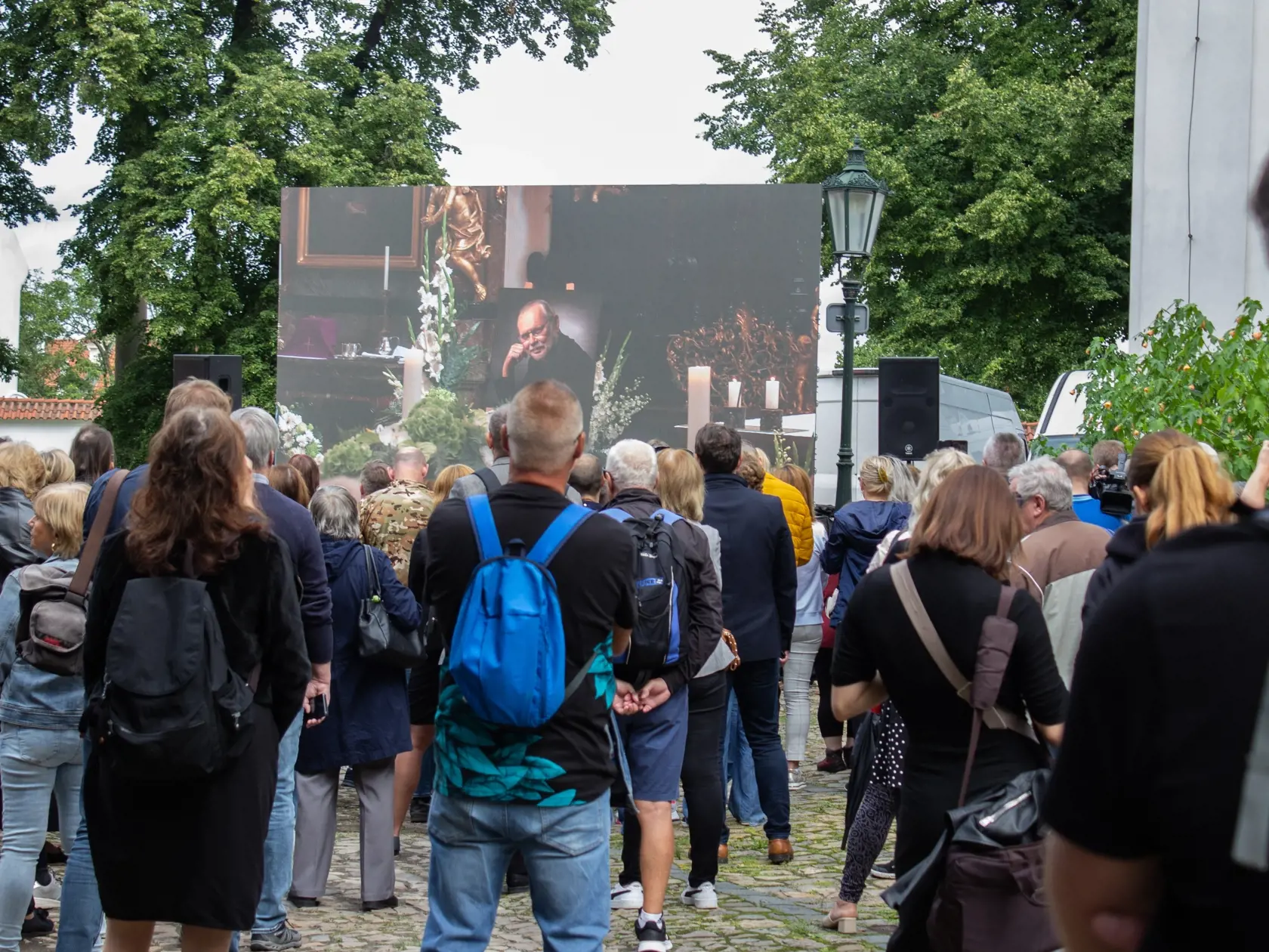 Na snímke verejnosť sleduje pohreb hudobníka Vaša Patejdla pred Bazilikou Nanebovzatia Panny Márie v Prahe v stredu 30. augusta 2023.