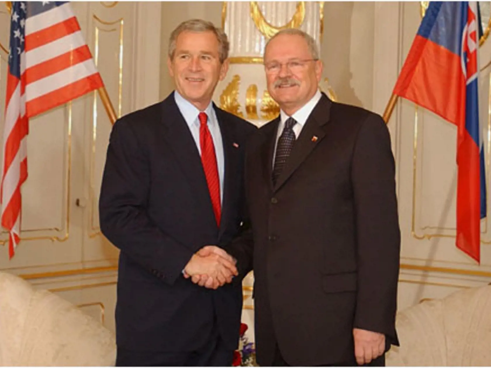Bývalý prezident Ivan Gašparovič sa vo februári 2005 stretol v Bratislave s prezidentom USA Georgeom Bushom.