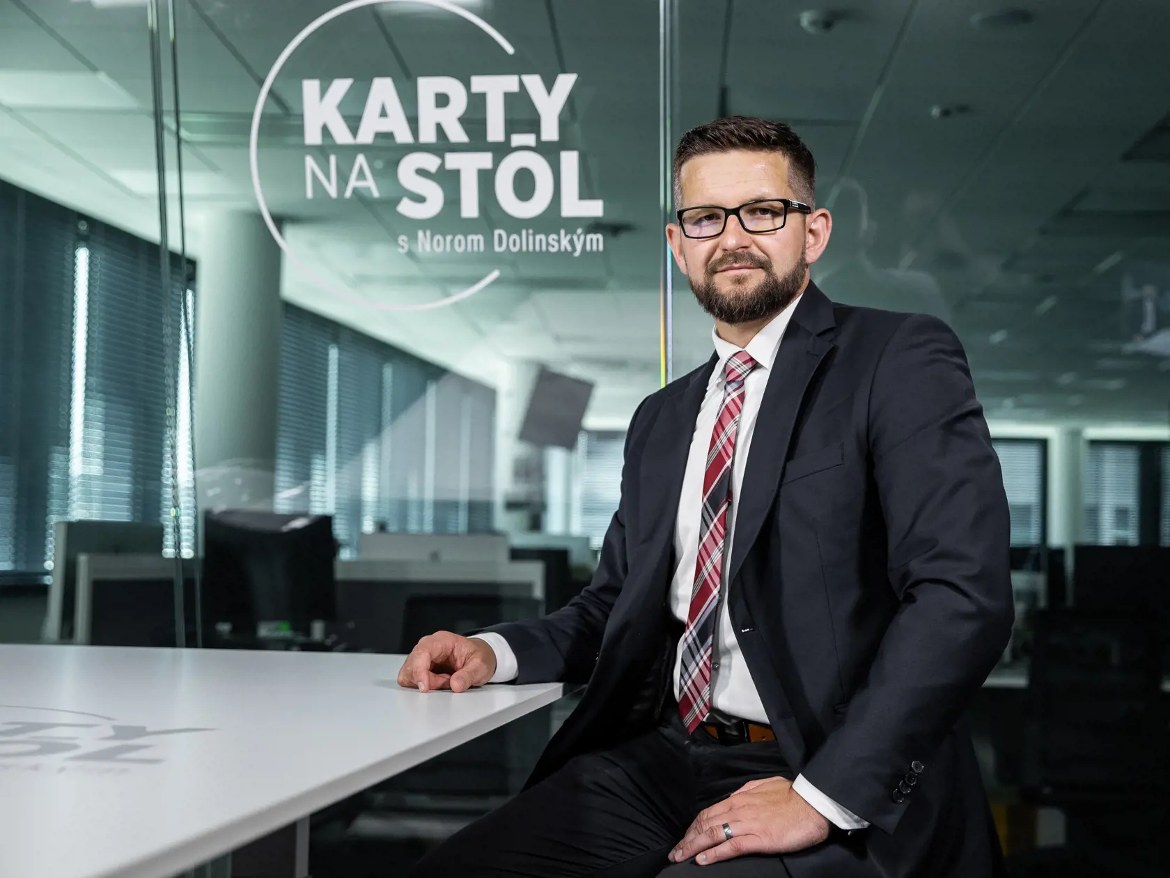 Diskusná relácia "Karty na stôl", ktorej hosťom bol politológ Jozef Lenč.