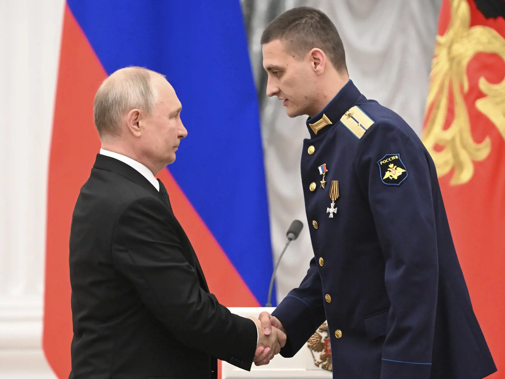 Ruský prezident Vladimir Putin (vľavo)