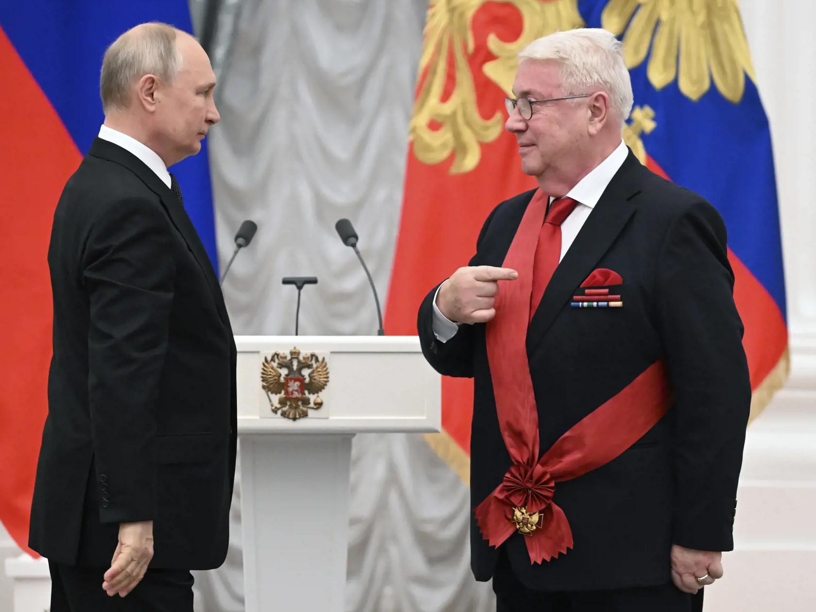 Ruský prezident Vladimir Putin (vľavo) oceňuje umelca Vladimira Vinokura