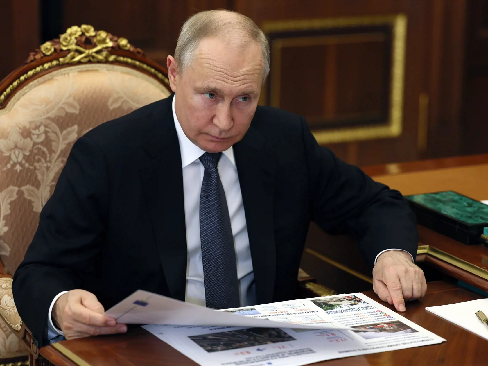 Moskva - Ruský prezident Vladimir Putin počúva guvernéra Saratovskej oblasti Romana Busargina počas ich stretnutia v Kremli v Moskve 18. júla 2023. FOTO TASR/AP

Russian President Vladimir Putin listens to Saratov region Governor Roman Busargin during their meeting at the Kremlin in Moscow, Russia, Tuesday, July 18, 2023. (Alexander Kazakov, Sputnik, Kremlin Pool Photo via AP)