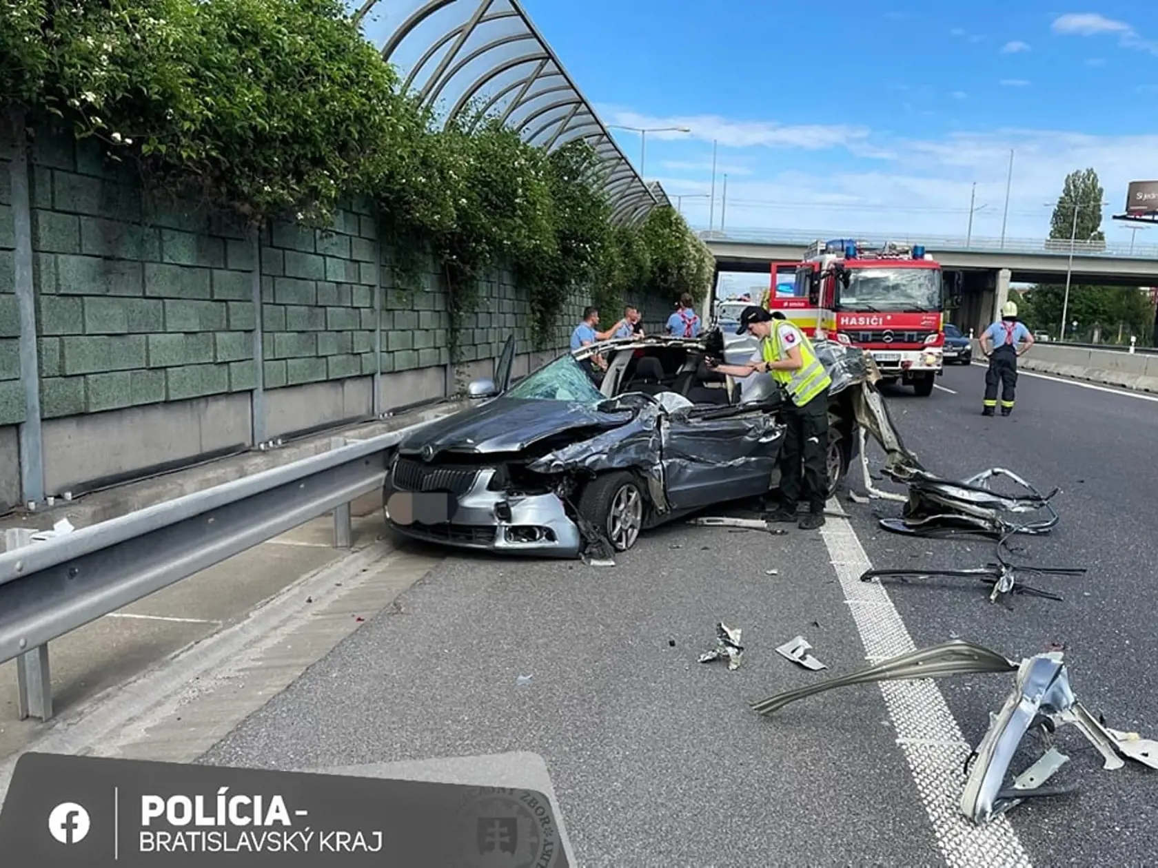 Bratislavskí dopravní policajti boli dnes krátko pred 16.00h vyslaní k vážnej dopravnej nehode, ku ktorej došlo na diaľnici D1.