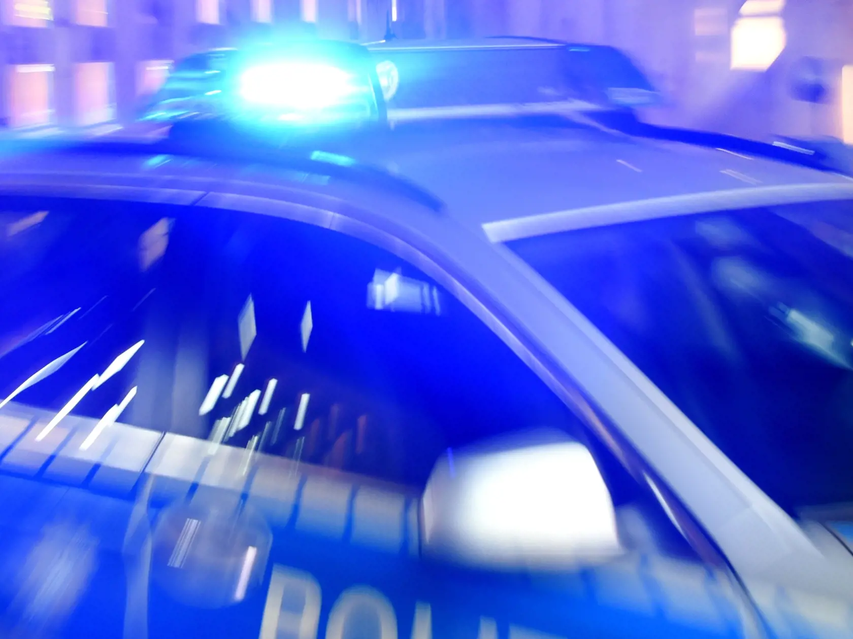 Na archívnej snímke zo 6. augusta 2015 policajné auto so zapnutým majákom jazdí po ceste v meste Flensburg. Nemecká polícia  zadržala 28-ročného muža zo Sýrie podozrivého z plánovania bombového atentátu motivovaného islamistickým extrémizmom v Hamburgu na severe Nemecka v utorok 25. apríla 2023.