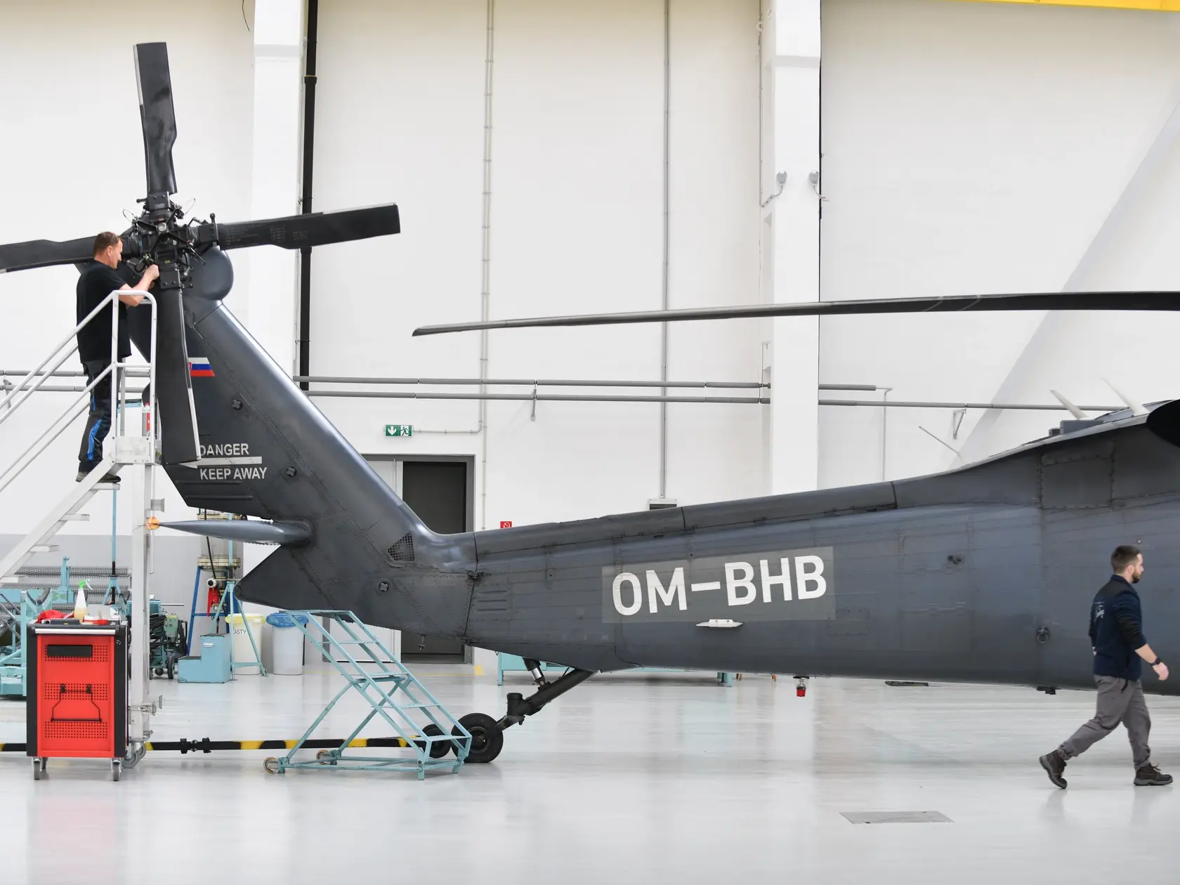 Na snímke pracovníci počas opravy vrtuľníka Sikorsky UH 60A Black Hawk v hangári Leteckých opravovní Trenčín a.s. (LOTN) v Trenčíne v stredu 9. apríla 2025. V štátnej spoločnosti Letecké opravovne Trenčín (LOTN) budú opravovať lietadlá F-16. Dohodu o založení spoločnej organizácie na opravu a údržbu lietadiel F-16 podpísali v stredu riaditeľ LOTN Juraj Lauš a prezident nórskej spoločnosti Kongsberg Aviation Maintenance Services (KAMS) André Jaegtvik. FOTO TASR - Martin Medňanský

