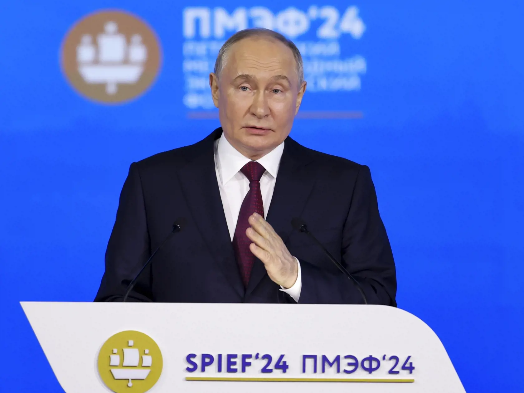 Ruský prezident Vladimir Putin reční v piatok 7. júna 2024 na plenárnom zasadnutí Medzinárodného ekonomického fóra v Petrohrade.