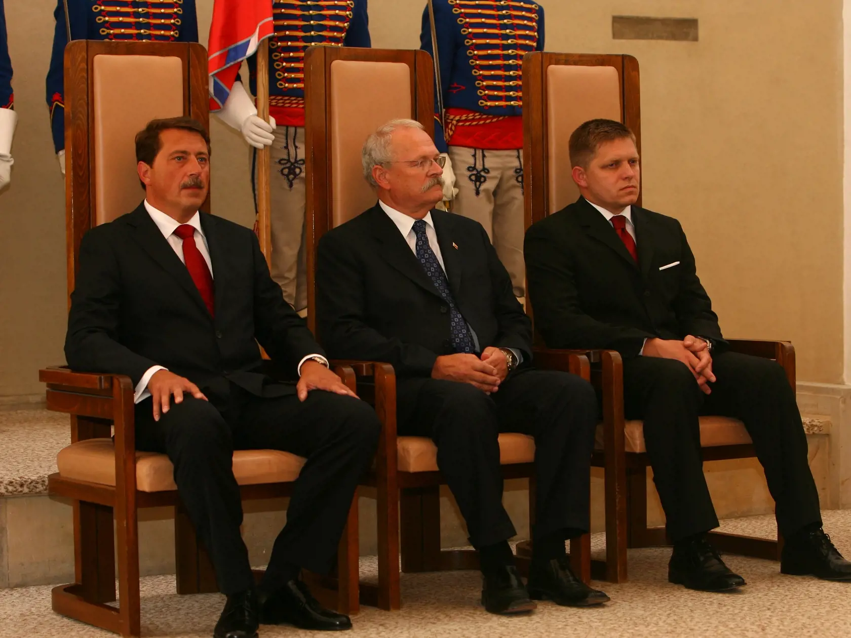Slávnostné zasadnutie národnej rady slovenskej republiky iniciované jej predsedom Pavlom Paškom pri príležitosti dňa ústavy. Zúčastnil sa aj Ivan Gašparovič a Robert Fico.