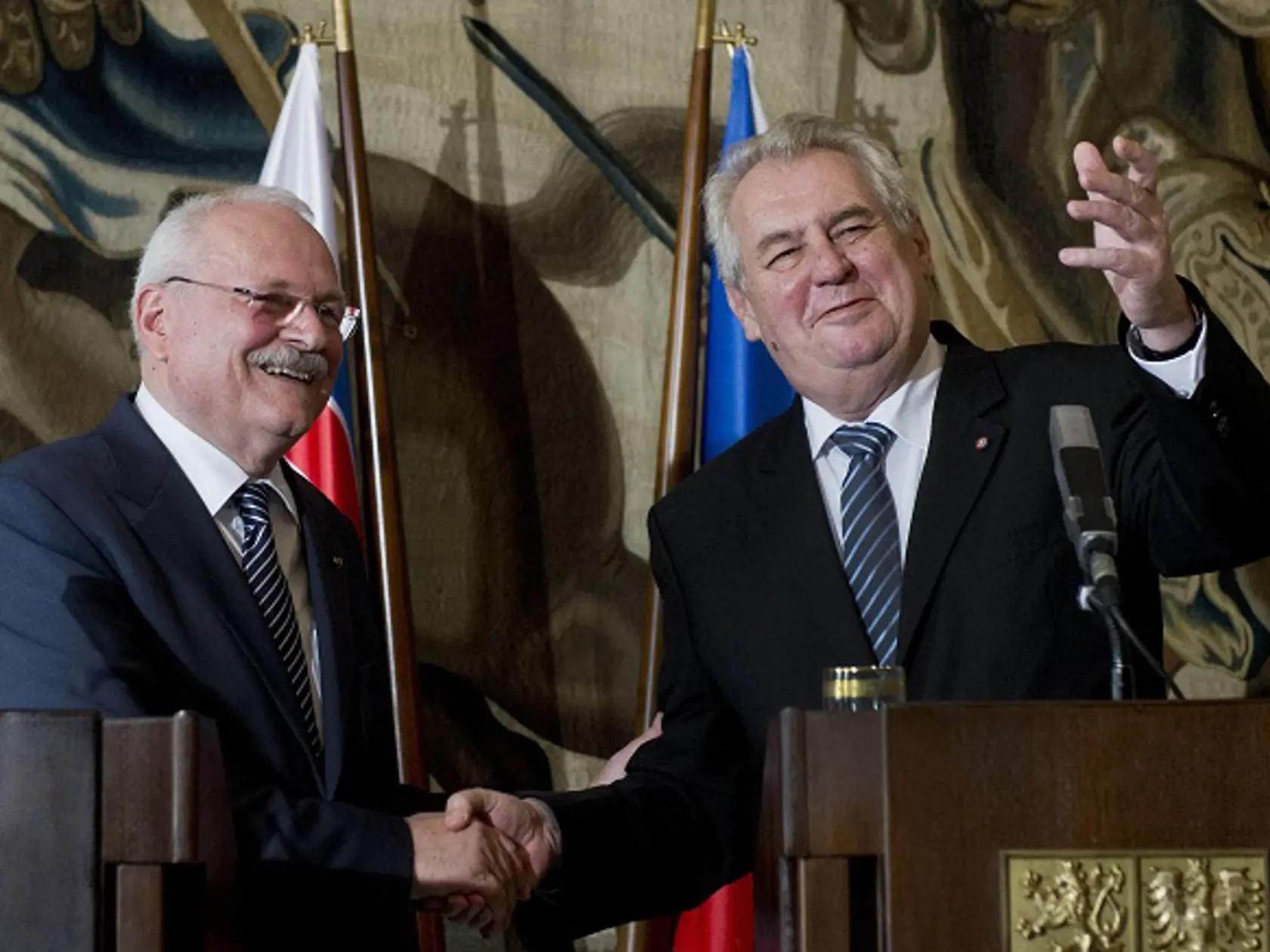 Na snímke vpravo prezident Česka Miloš Zeman a vľavo exprezident Ivan Gašparovič počas tlačovej konferencie po rokovaní 27. mája 2014 v Prahe.