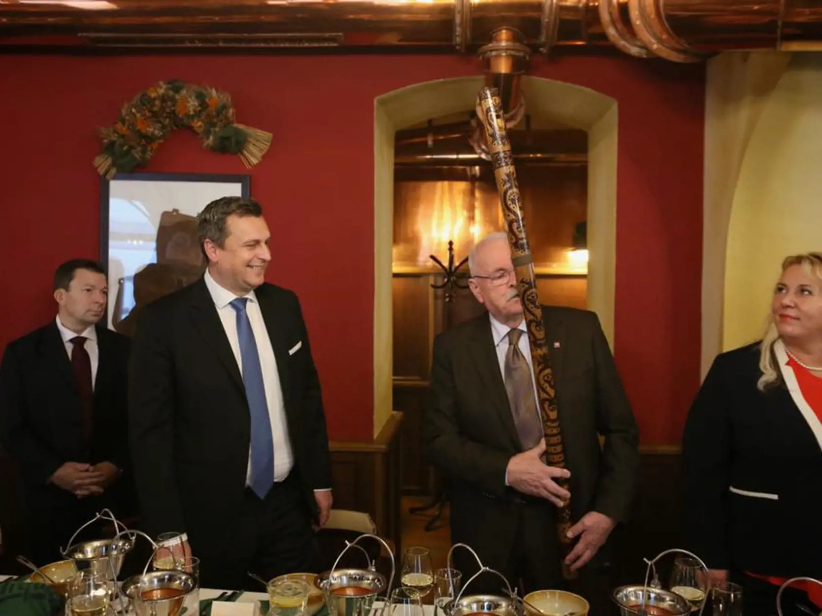 Andrej Danko venoval exprezidentovi Ivanovi Gašparovičovi fujaru.