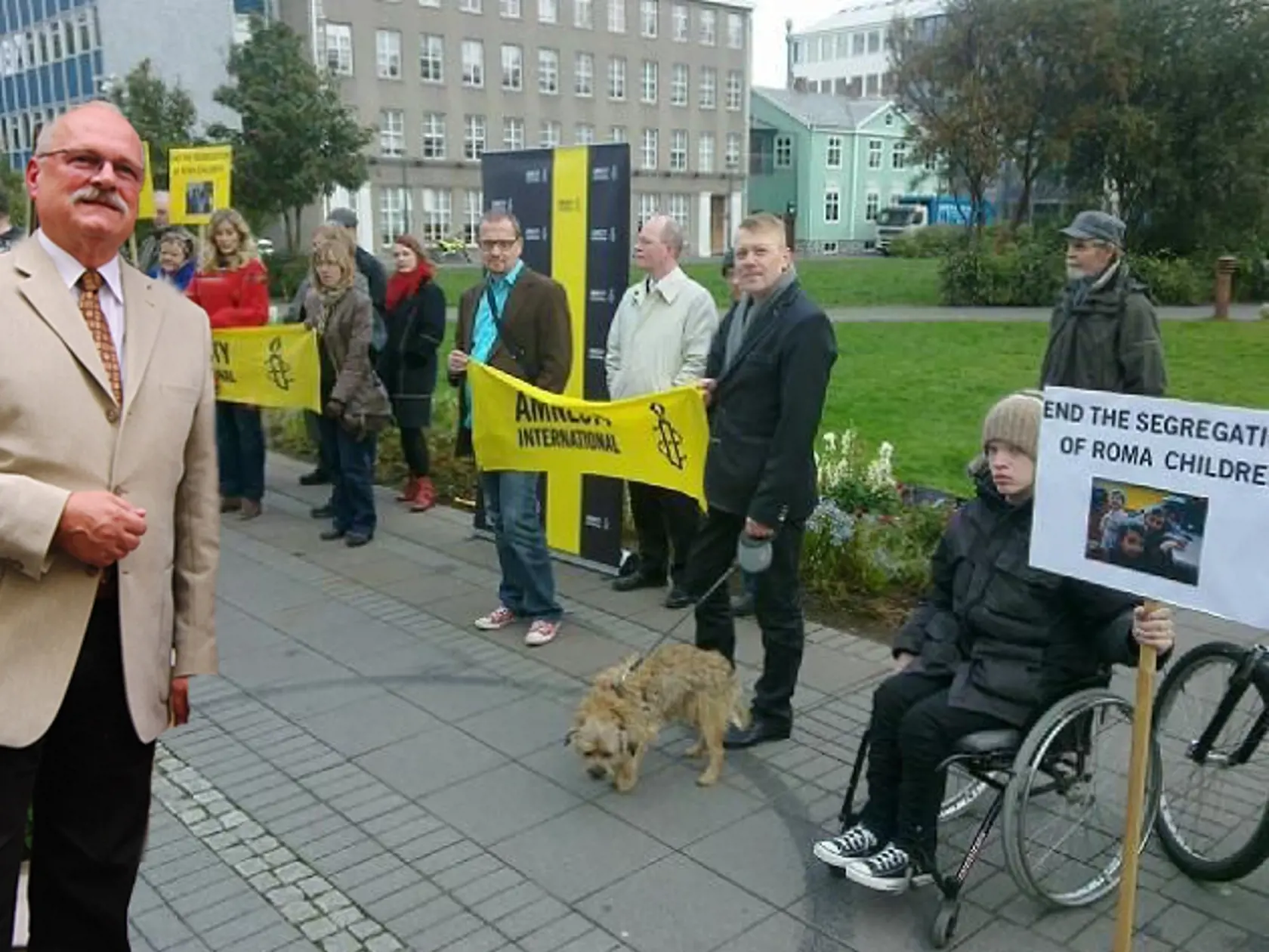 Protest: Skupina kritizovala naše zaobchádzanie s rómskymi deťmi, ktoré vraj segregujeme. Prezident Ivan Gašparovič sa chcel s aktivistami rozprávať.