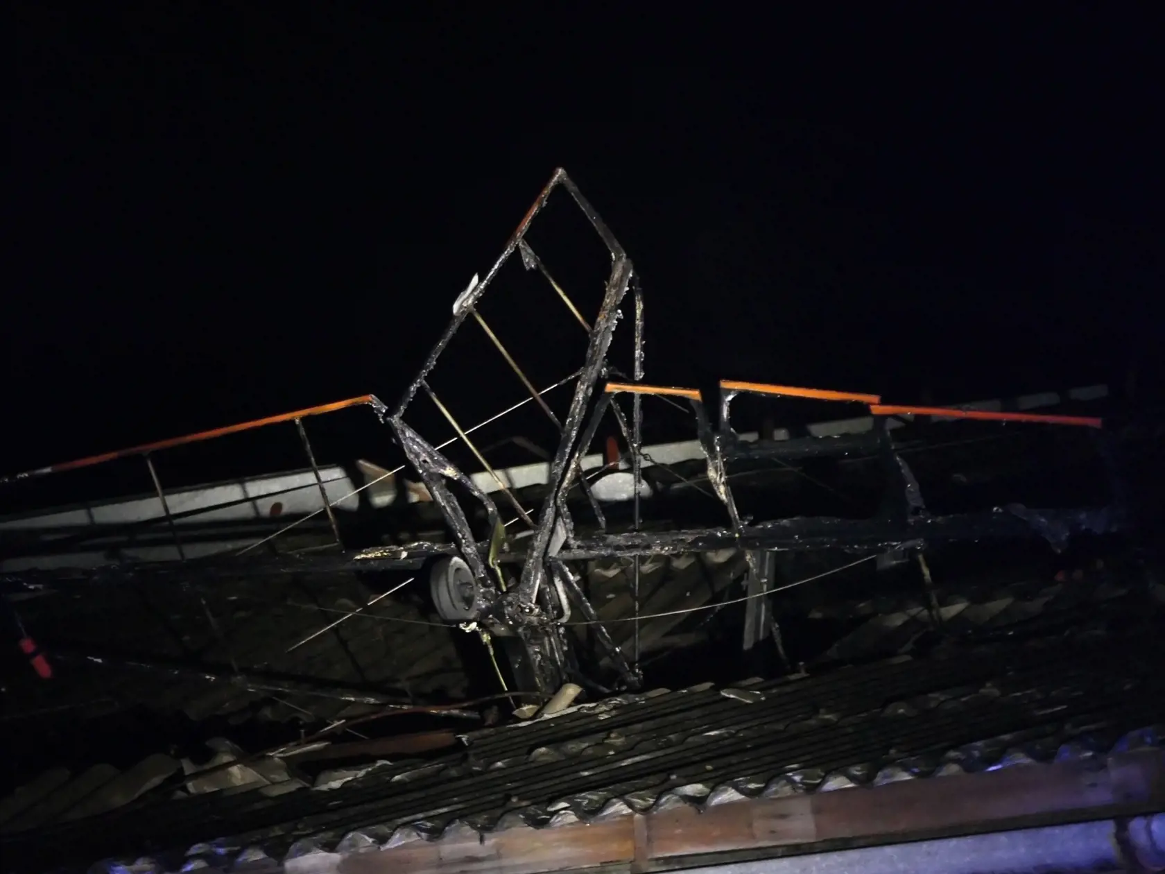 Malé lietadlo spadlo v utorok v katastri Petrovíc v okrese Bytča. Pri páde sa zranili dvaja muži. Žilinská krajská polícia o tom informovala na sociálnej sieti. Na miesto havárie malého lietadla, ktoré následne začalo horieť, vyslali podľa polície všetky záchranné zložky. "Oboch mužov previezli do nemocnice na ošetrenie. Príčina pádu je nateraz v štádiu vyšetrovania," doplnila polícia. Na snímke trosky lietadla na mieste nehody. Petrovice, 6. septembra 2022. FOTO TASR - Erika Ďurčová