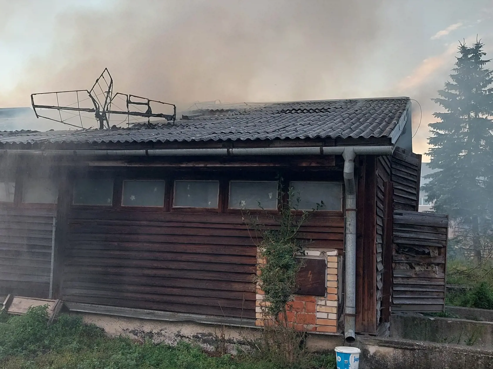 Malé lietadlo spadlo v utorok v katastri Petrovíc v okrese Bytča. Pri páde sa zranili dvaja muži. Žilinská krajská polícia o tom informovala na sociálnej sieti. Na miesto havárie malého lietadla, ktoré následne začalo horieť, vyslali podľa polície všetky záchranné zložky. "Oboch mužov previezli do nemocnice na ošetrenie. Príčina pádu je nateraz v štádiu vyšetrovania," doplnila polícia. Na snímke trosky lietadla na mieste nehody. Petrovice, 6. septembra 2022. FOTO TASR - Erika Ďurčová