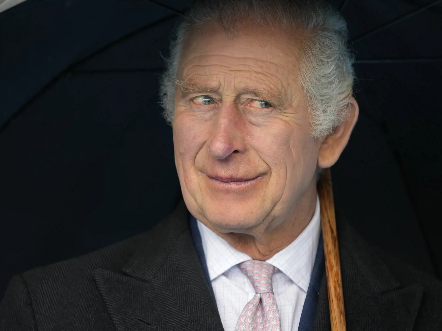 Na snímke britský kráľ Charles III. počas plavby na lodi v Hamburgu 31. marca 2023.