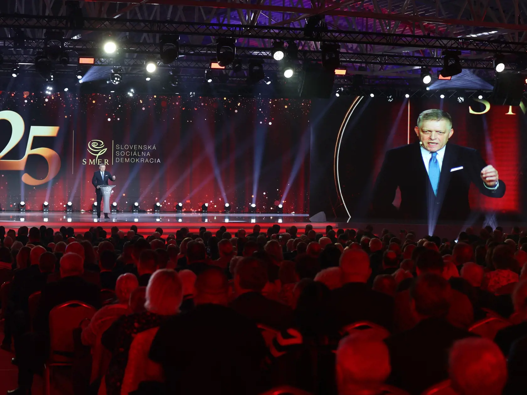 Premiér Robert Fico na oslavách strany Smer.