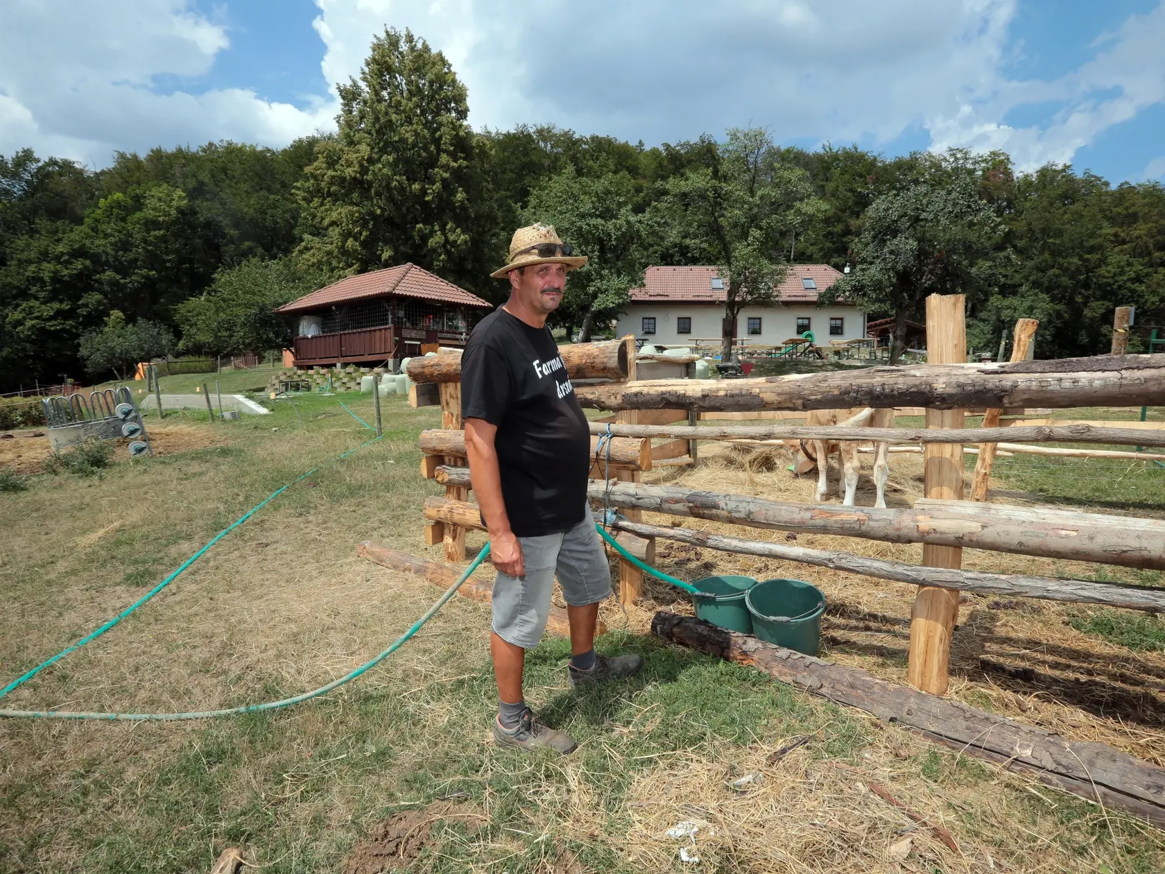 Hospodár Martin Bagár na svojej Farme.