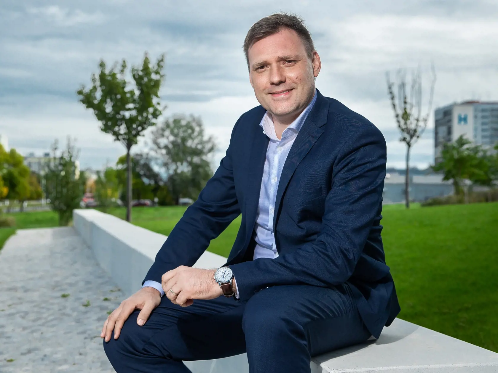 "My sme boli jeden z mála štátov, ktorý nevyčlenil špeciálne covidové oddelenia mimo nemocníc. Tak došlo k úplnému premoreniu nemocníc. Chvíľu sa rozprávalo o Inchebe, že tam by to mohlo byť. Pri najzraniteľnejších skupinách (napr. seniori) mal byť vytvorený zásobovací reťazec, aby nemuseli chodiť do obchodov a nie vyčleňovať im nákupný čas," myslí si politik a poslanec Národnej rady Slovenskej republiky Tomáš Taraba.