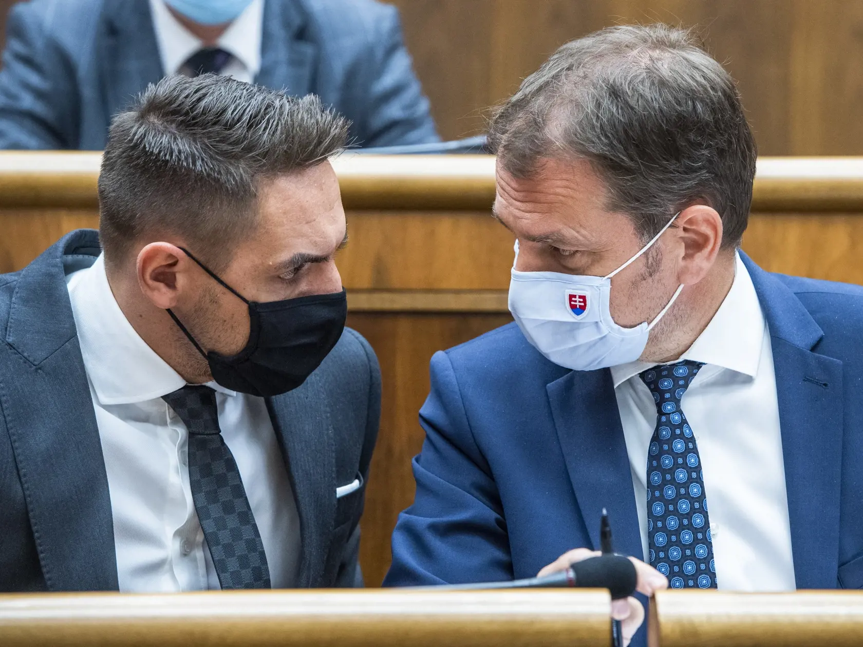 "Všetky návrhy a dostupné prostriedky na boj s pandémiou už použité boli. V čom sme my zlyhali, je komunikácia. Súčasne získať späť dôveryhodnosť vlády. Nedôvera k autoritám je to, čo najviac podkopáva boj proti pandémii," tvrdí poslanec György Gyimesi.