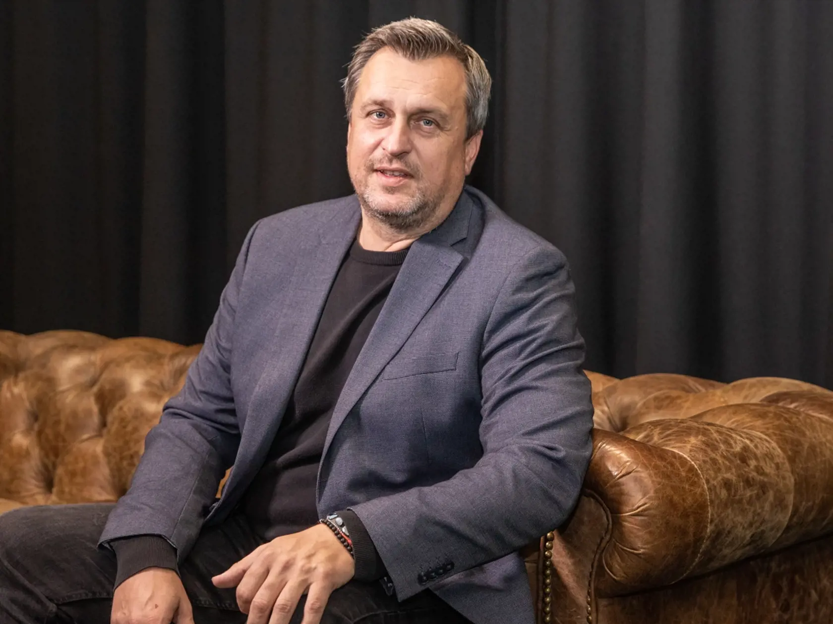 "V prípade lockdownu pre nezaočkovaných si myslím, že vláda pokračuje v chaose a v pokusoch. Slovensko bolo jedno z mála štátov, kde bolo povinné hromadné testovanie, kde sa môžu očkovať maloleté deti. Toto všetko nevzbudzuje dôveryhodnosť obyvateľstva k rozhodnutiam vlády," myslí si predseda SNS a bývalý predseda NR SR, slovenský politik a právnik Andrej Danko.
