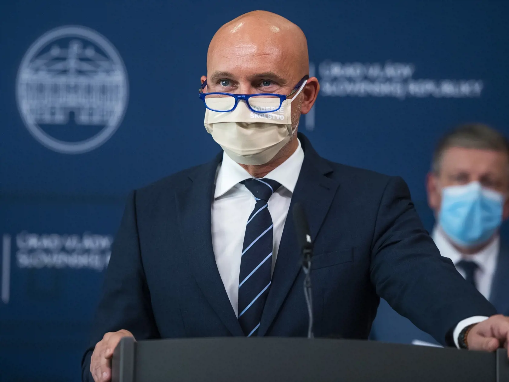 "Som hrdý na učiteľov a zamestnancov škôl, z ktorých je takmer 70 % plne zaočkovaných napriek tomu, že očkovanie nie je povinné," uviedol minister školstva, vedy, výskumu a športu SR Branislav Gröhling.